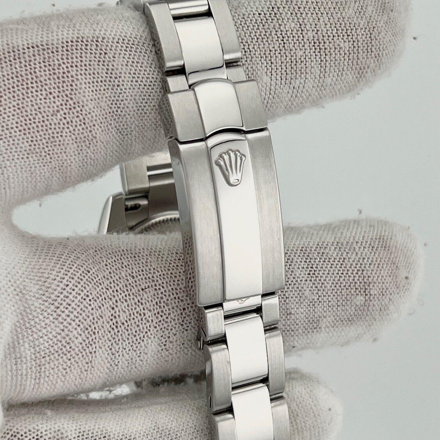Style Number: 179174

Serial: Z685***

Model: Rolex Ladies Datejust 

Case Material: Stainless Steel 

Band: Stainless Steel 

Bezel: 18K White Gold Fluted Bezel

Dial: Silver Dial 

Face: Sapphire Crystal 

Case Size: 26mm 



Includes:



-Rolex