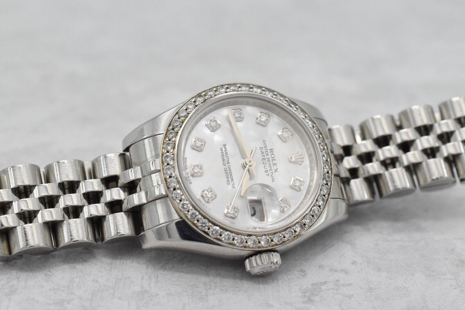 Con una mezcla de lujo y funcionalidad, este Rolex Datejust es un reloj de pulsera atemporal. La exquisita esfera blanca de nácar presenta índices de diamantes y la corona Rolex como marca de las 12 h, y una fecha automática en la marca de las 3 h.