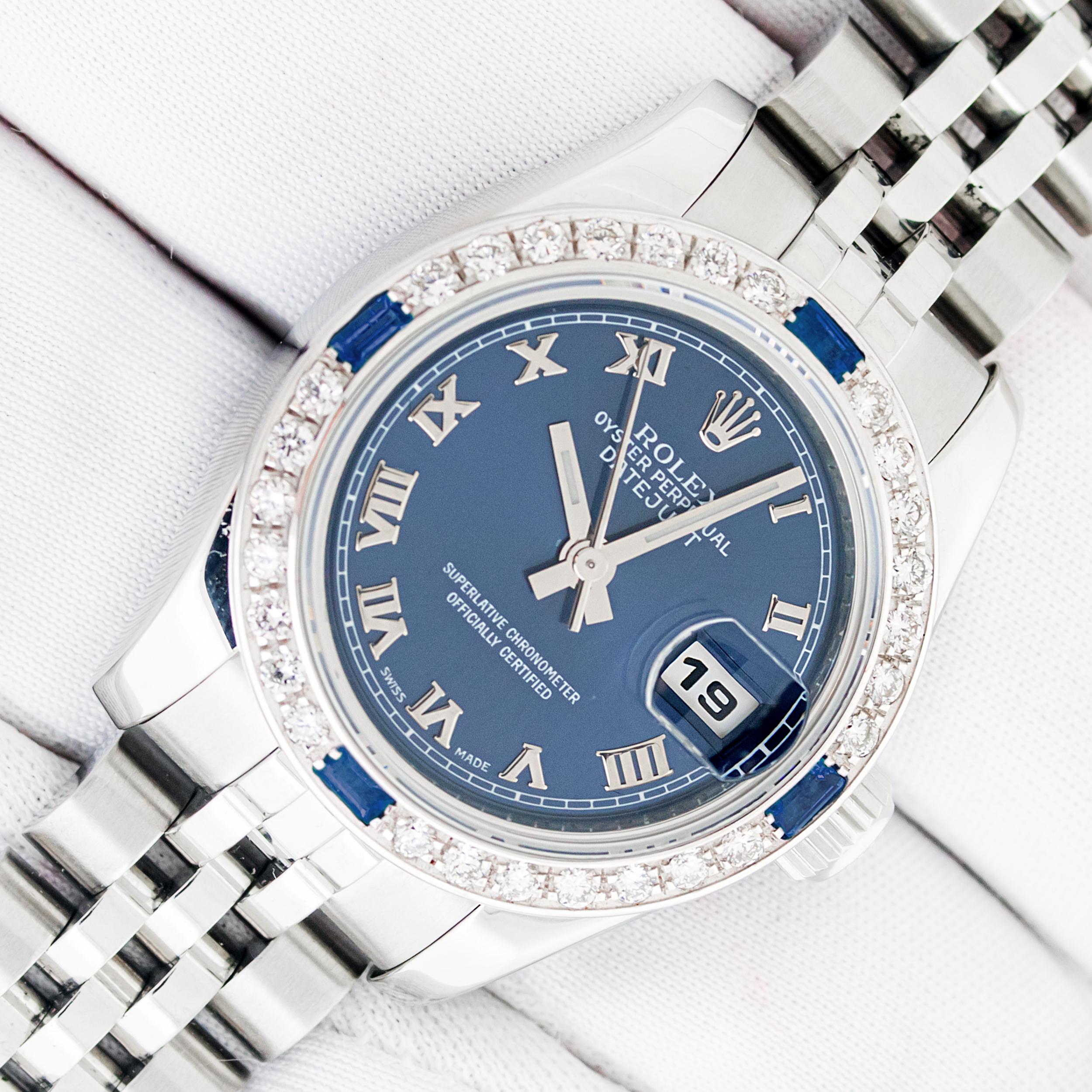 Cette Rolex Rolesor Oyster Perpetual Datejust a été récemment révisée, polie et est en bon état.

INFORMATIONS SUR LES MONTRES 

DIAL (FACE) 

Cadran bleu Rolex avec index en chiffres romains. 
Nouveau cristal saphir résistant aux rayures avec