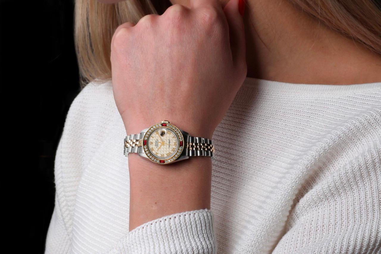 Rolex Montre Datejust à cadran pyramidal crème avec lunette en rubis et diamants, pour femmes en vente 1