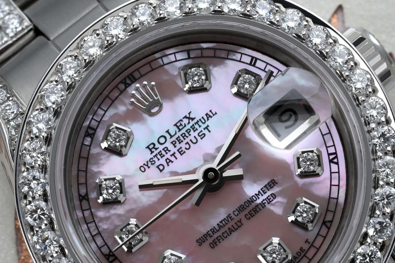Ladies Rolex Pink Pearl Track 26mm Datejust S/S Oyster Perpetual Diamond Side + Bezel & Lugs 69160.

Cette montre est dans un état comme neuf. Elle a été polie, entretenue et ne présente aucune rayure ou imperfection visible. Toutes nos montres
