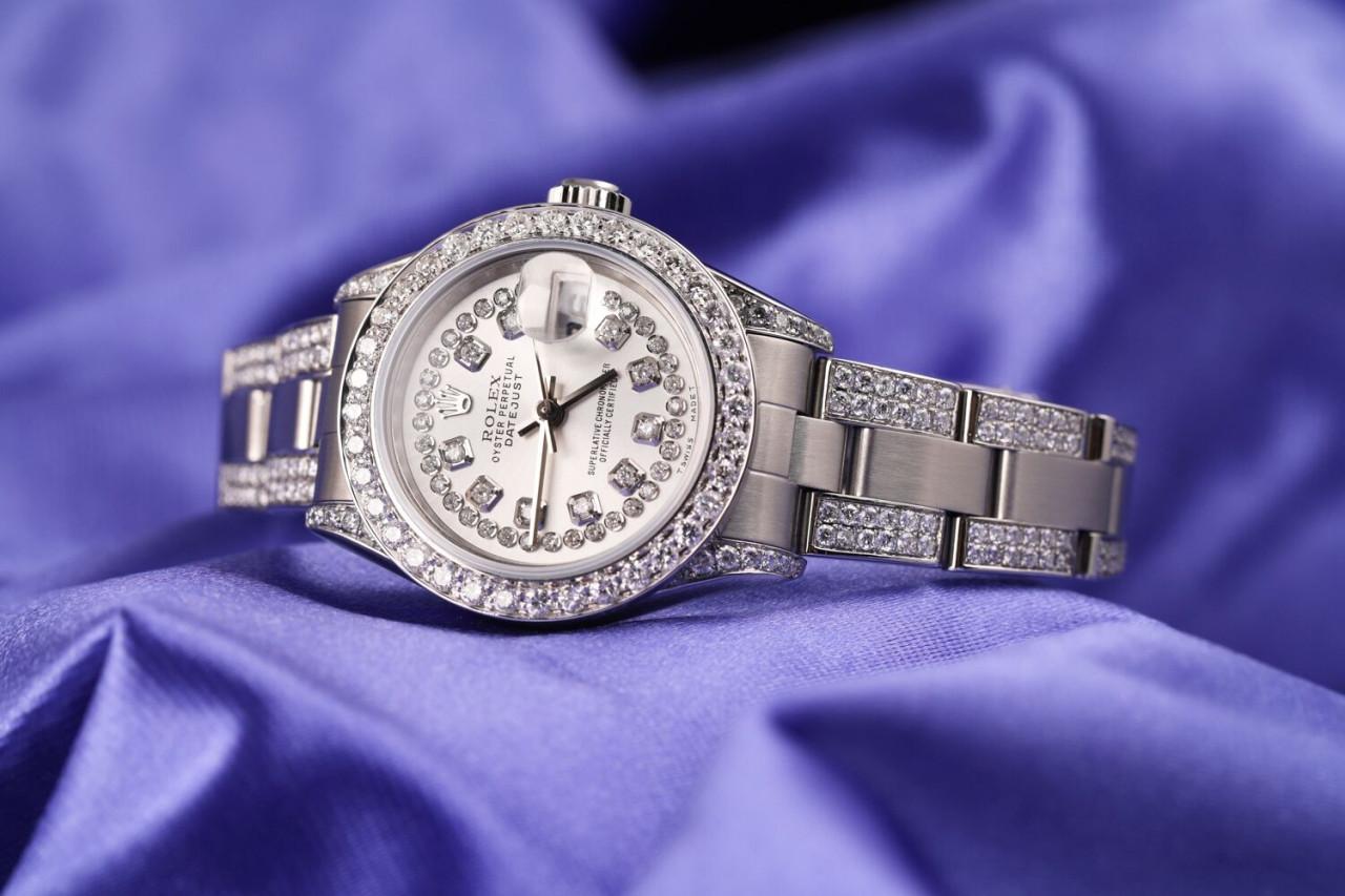 Damen Rolex Silver String 26mm Datejust S/S Oyster Perpetual Diamond Side + Lünette & Lugs 69174.

Diese Uhr ist in neuwertigem Zustand. Es wurde poliert, gewartet und hat keine sichtbaren Kratzer oder Flecken. Alle unsere Uhren werden mit einer