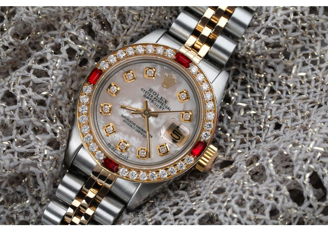 Taille ronde Rolex Montre Datejust en nacre blanche avec cadran en rubis et diamants pour femmes en vente