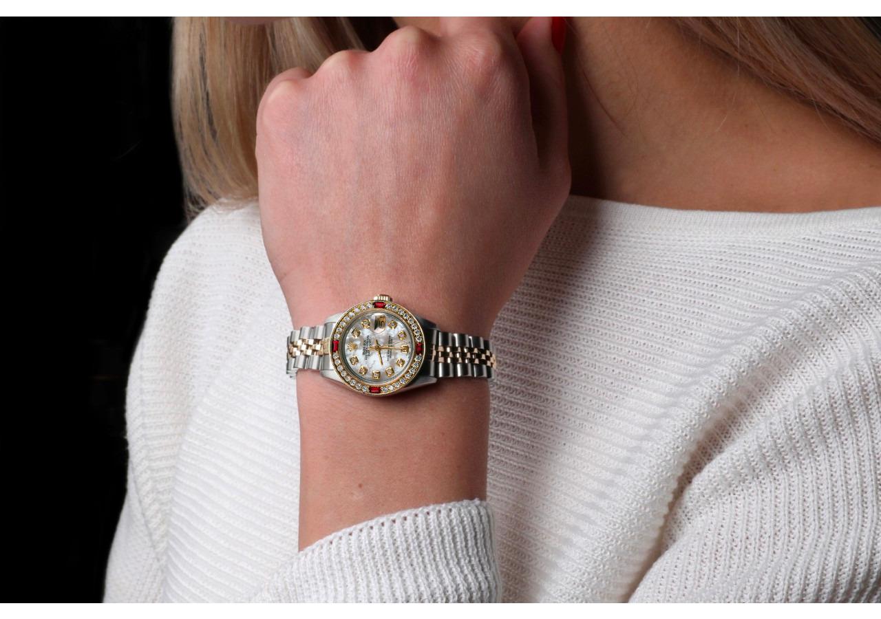 Rolex Montre Datejust en nacre blanche avec cadran en rubis et diamants pour femmes en vente 3