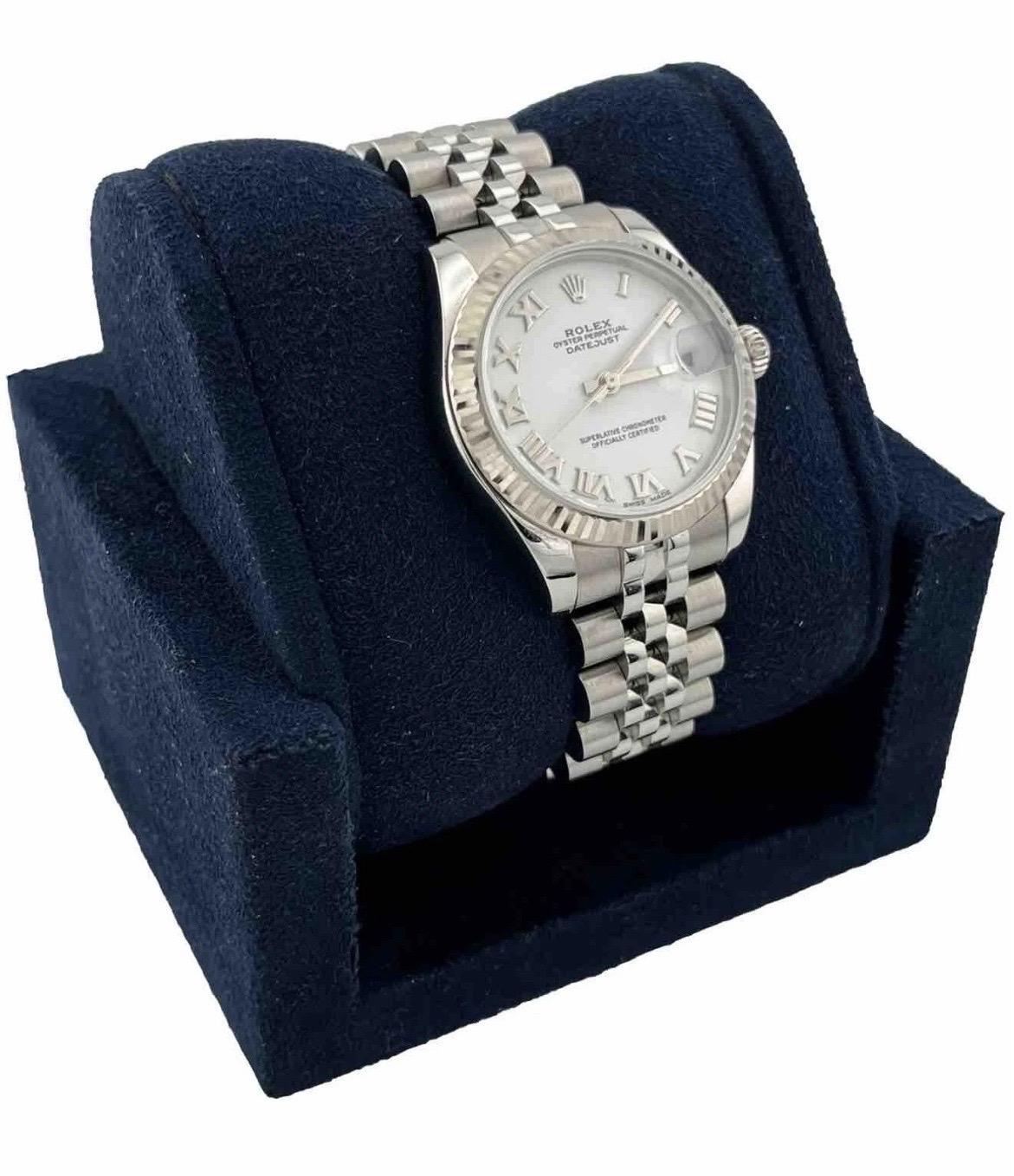 Classico, elegante e inconfondibilmente Rolex: questo Rolex Datejust 31 mm da donna (Ref. 178274) è un orologio raffinato che incarna una sofisticatezza senza tempo. Realizzato in acciaio inossidabile e sormontato da un'iconica lunetta scanalata in