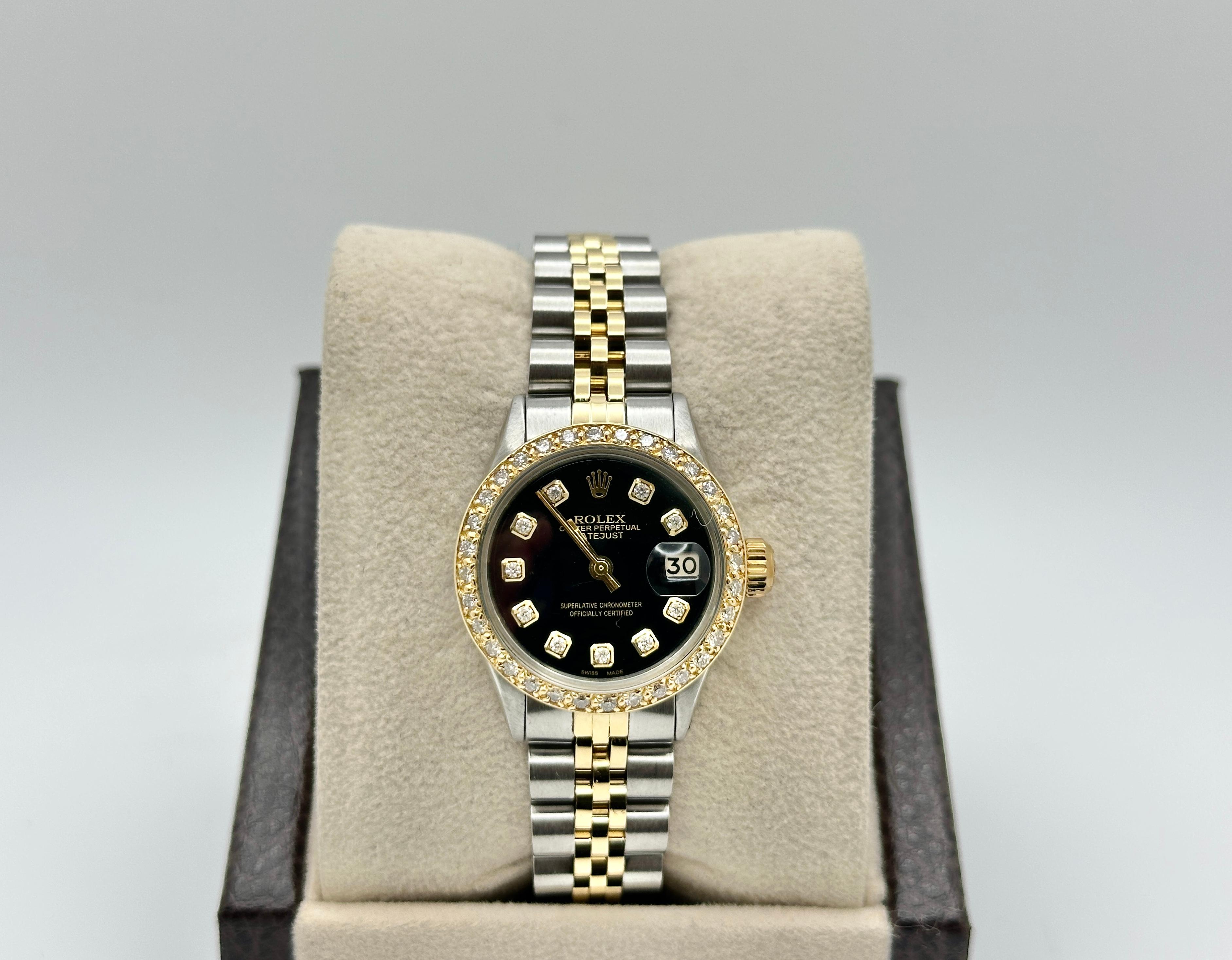 Style Number: 6519



Serial: 1159***



Jahr: 1965

 

Modell: Rolex Damen Datejust

 

MATERIAL des Gehäuses: Rostfreier Stahl

 

Band: 18K Gelbgold & Edelstahl

  

Lünette: Kundenspezifische Diamantlünette

  

Zifferblatt: Individuelles
