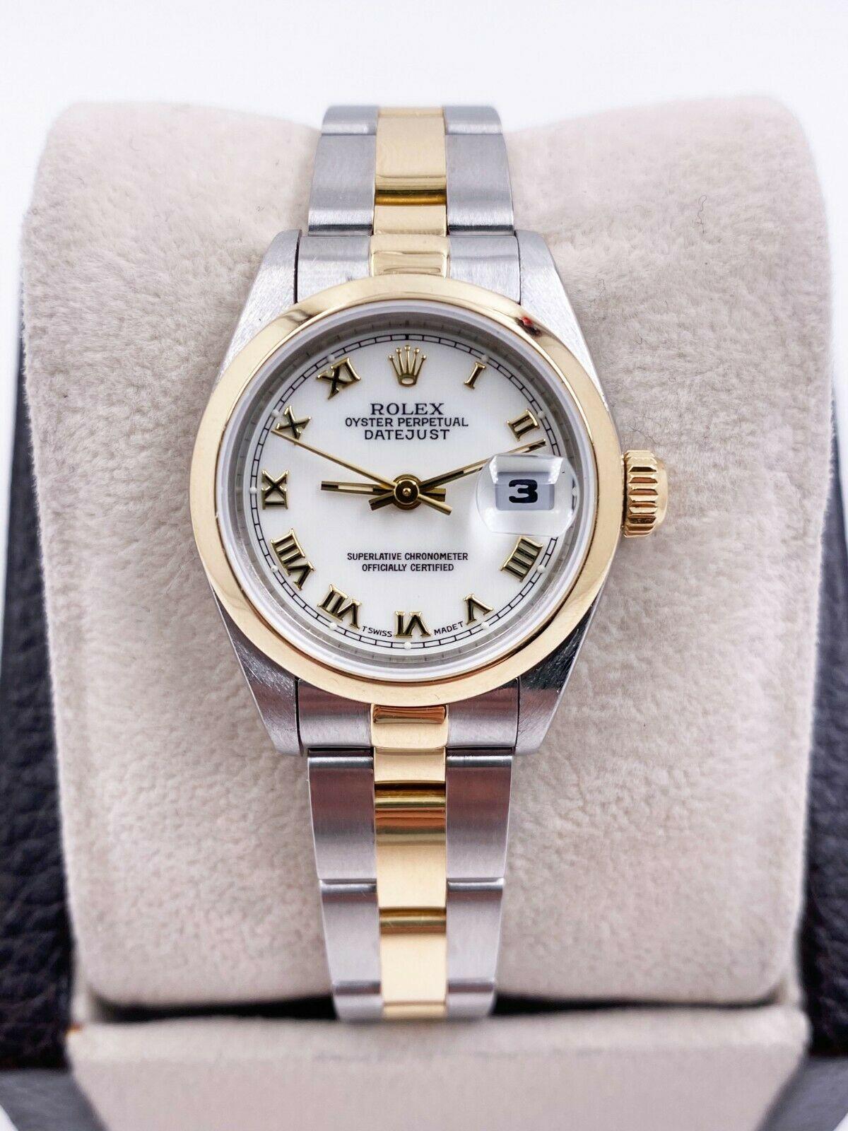 Stilnummer: 69163

 

Seriennummer: W917***

 

Modell: Damen Datejust 

 

Gehäuse-Material: Rostfreier Stahl

 

Band: 18K Gelbgold & Edelstahl

 

Lünette:  18K Gelbgold

 

Zifferblatt: Weißes römisches Zifferblatt 

 

Gesicht: Saphirglas 

