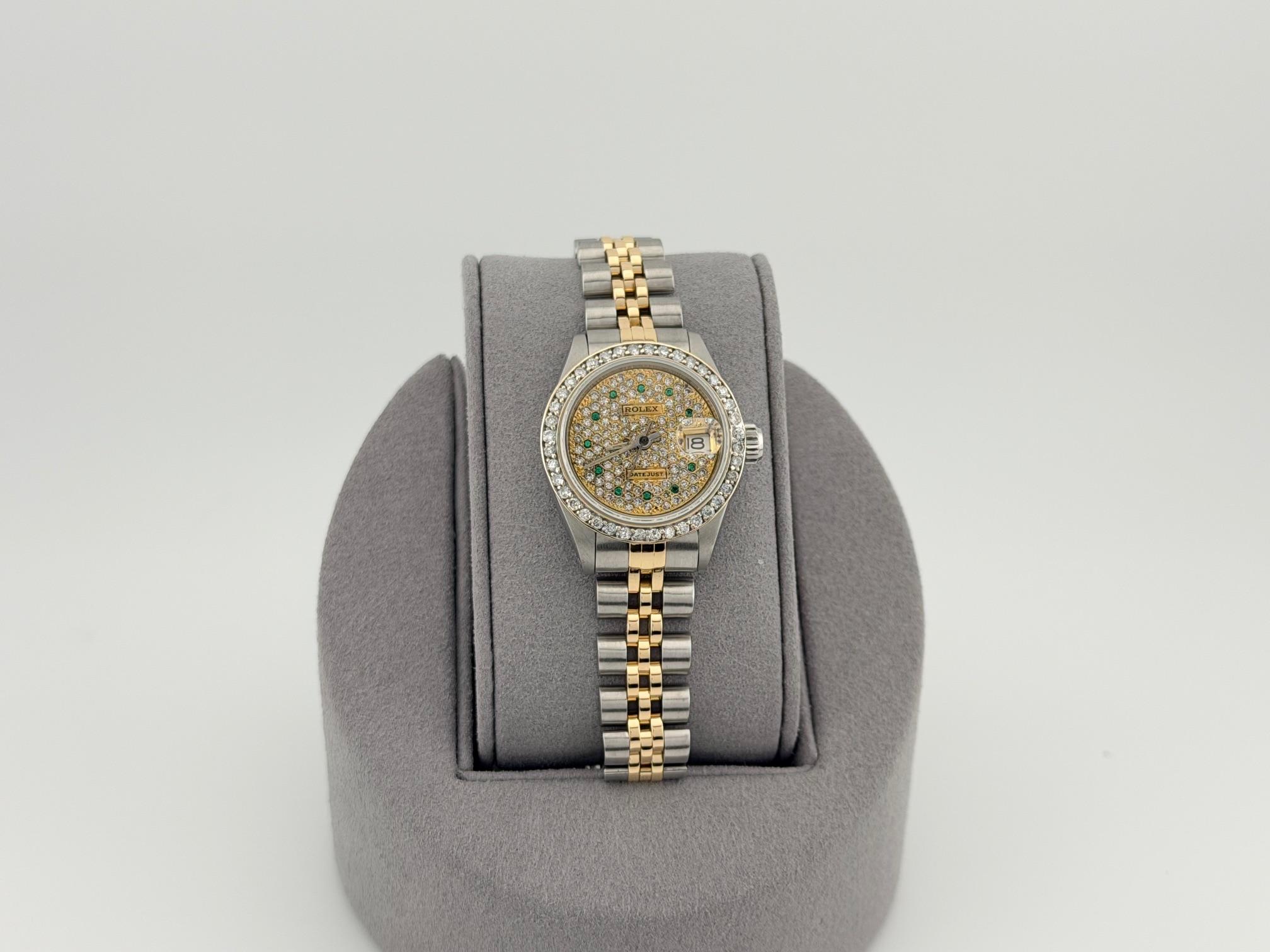 Stil Nummer: 6917



Seriennummer: 528****



Jahr: 1978

 

Modell: Rolex Damen Datejust

 

MATERIAL des Gehäuses: Rostfreier Stahl 

 

Band: Custom 18k Gelbgold & Edelstahl

  

Lünette: Kundenspezifische Diamantlünette 

  

Zifferblatt: Custom