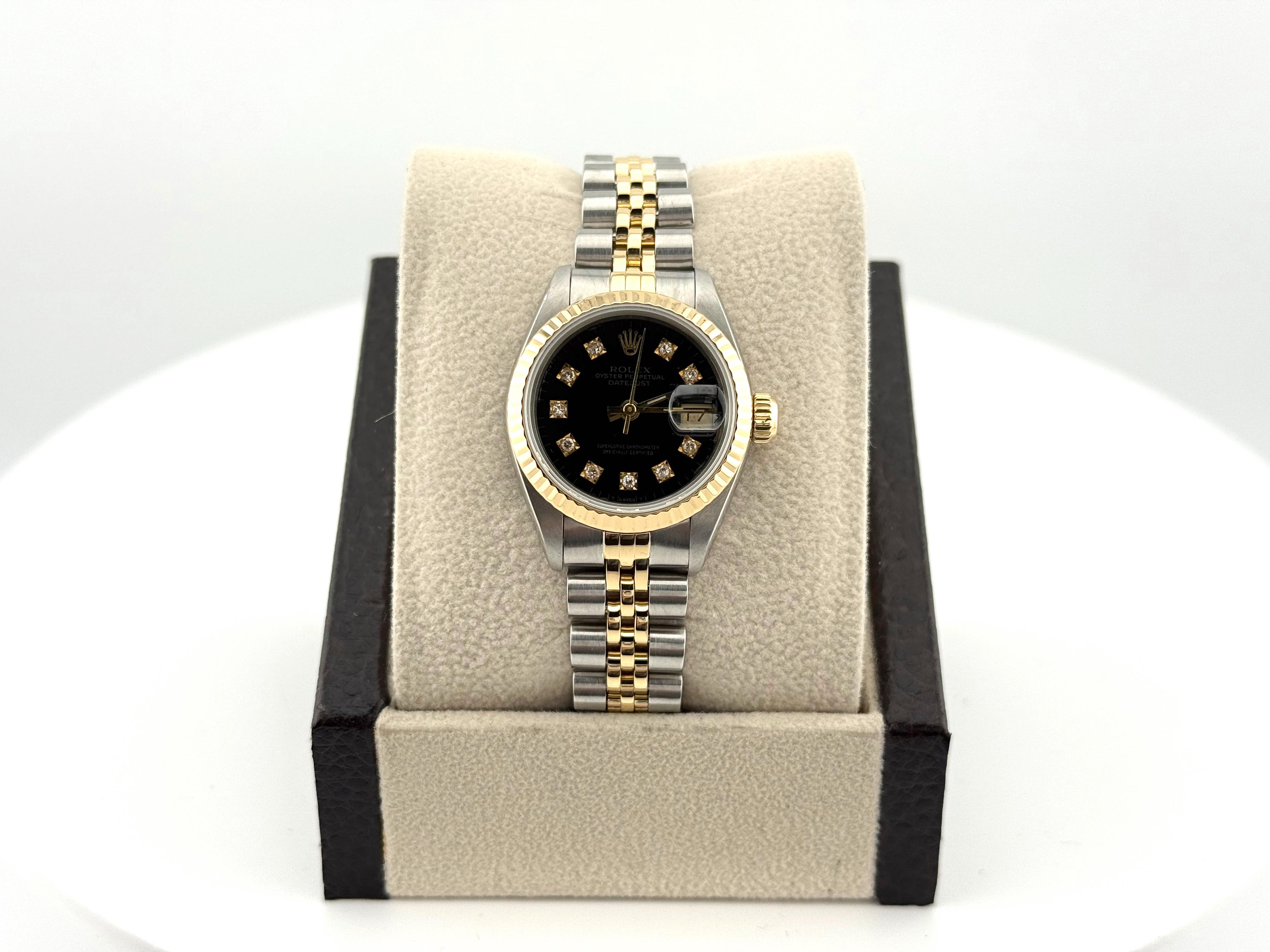 Numero di stile: 69173



Seriale: E68****



Anno: 1990

 

Model: Rolex Datejust da donna

 

Materiale della cassa: Acciaio inossidabile

 

Fascia: Giubileo in oro giallo 18k e acciaio inossidabile

  

Lunetta: lunetta scanalata in oro giallo