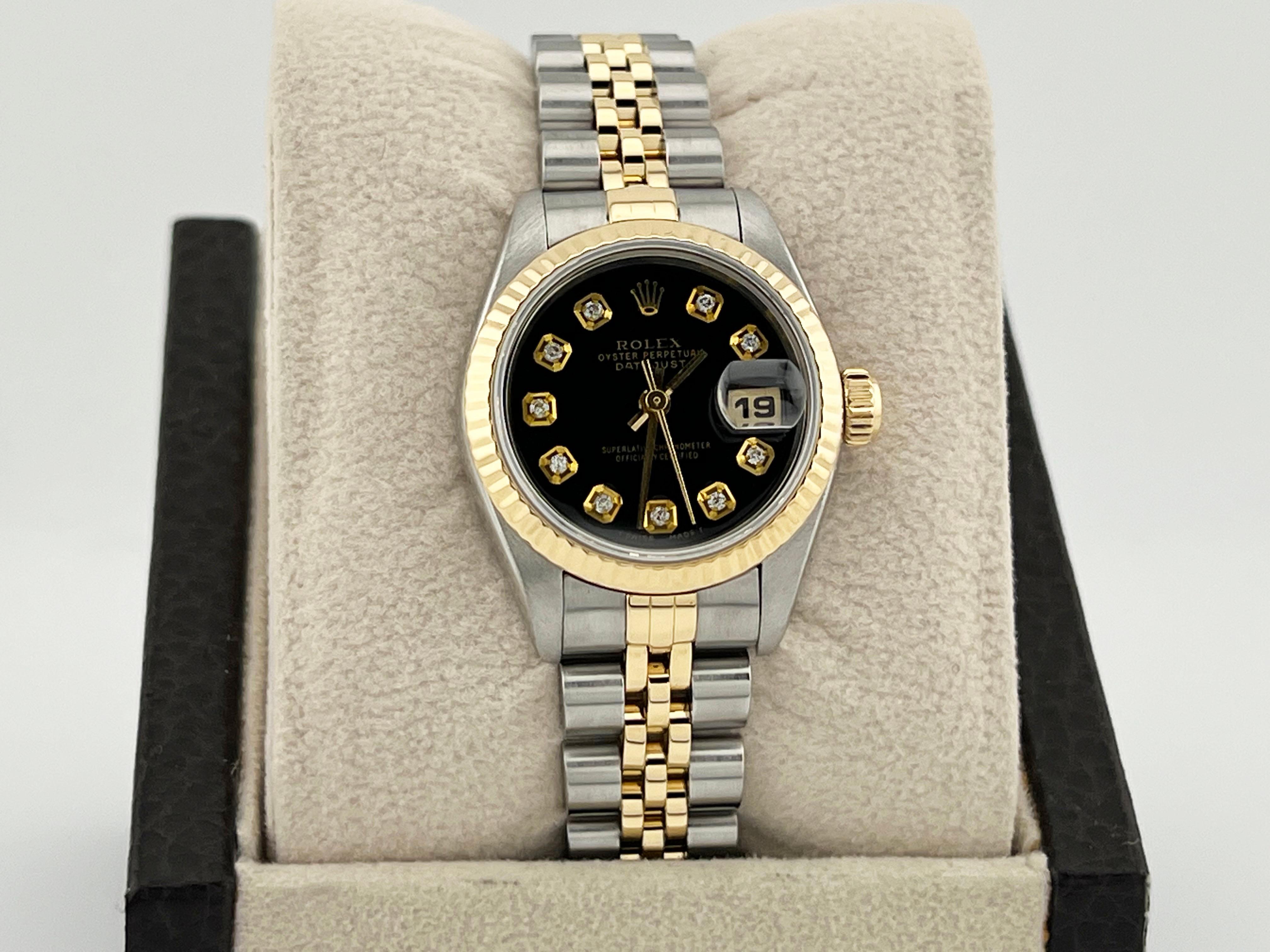 Stil Nummer: 69173

Seriennummer: W394***

Jahr: 1995

Modell: Rolex Damen Datejust 

MATERIAL des Gehäuses: Rostfreier Stahl 

Band: 18K Gelbgold & Edelstahl 

Lünette: 18K Gelbgold 

Zifferblatt: Custom Black Diamond Zifferblatt 

Gesicht: