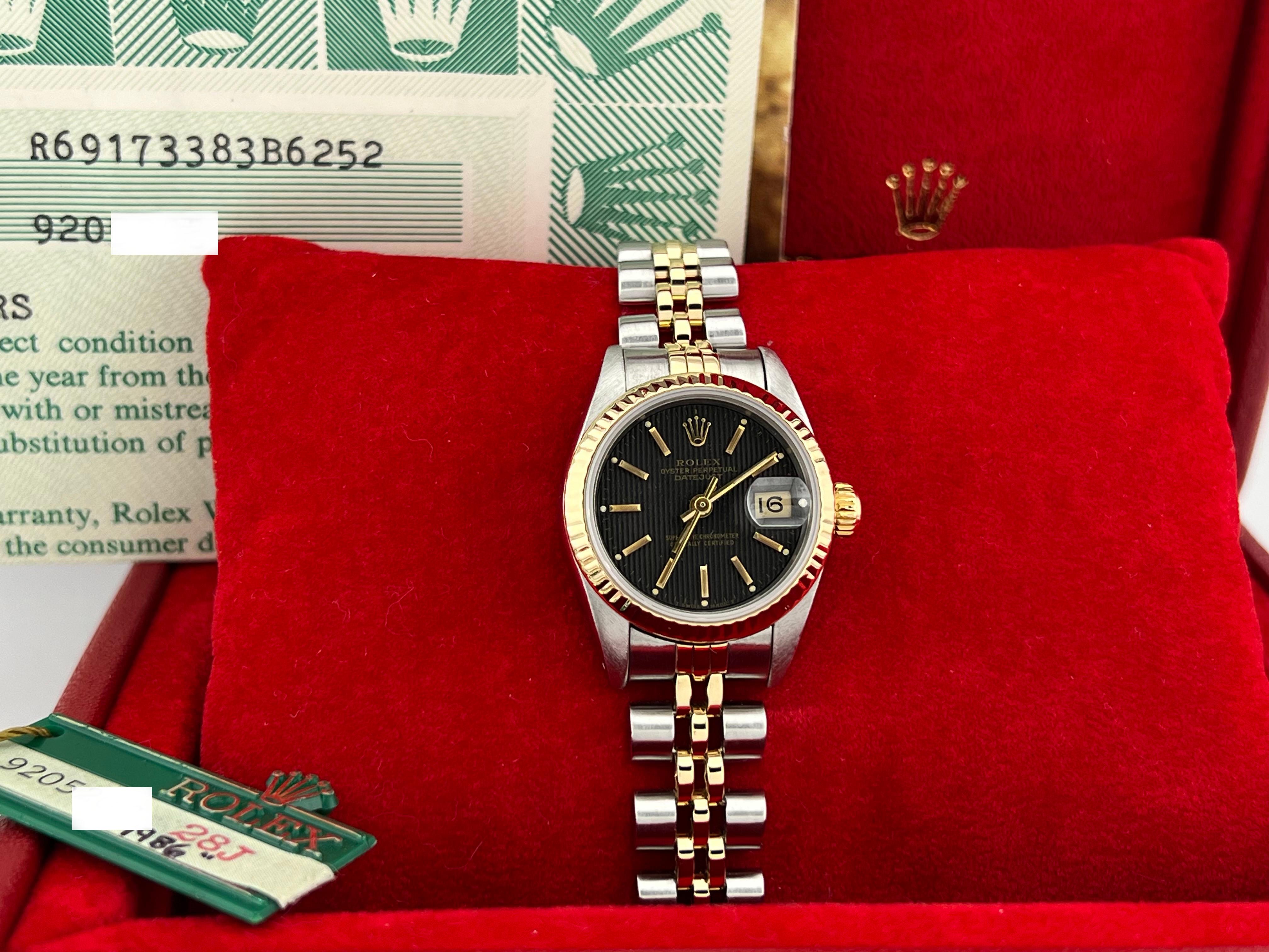 Número de estilo: 69173



De serie: 9205***



Año: 1986

 

Model No: Rolex Datejust Señora 

 

Material de la caja: Acero inoxidable 

 

Pulsera: Oro amarillo de 18 quilates y acero inoxidable 

 

Bisel: Estriado de oro amarillo de 18