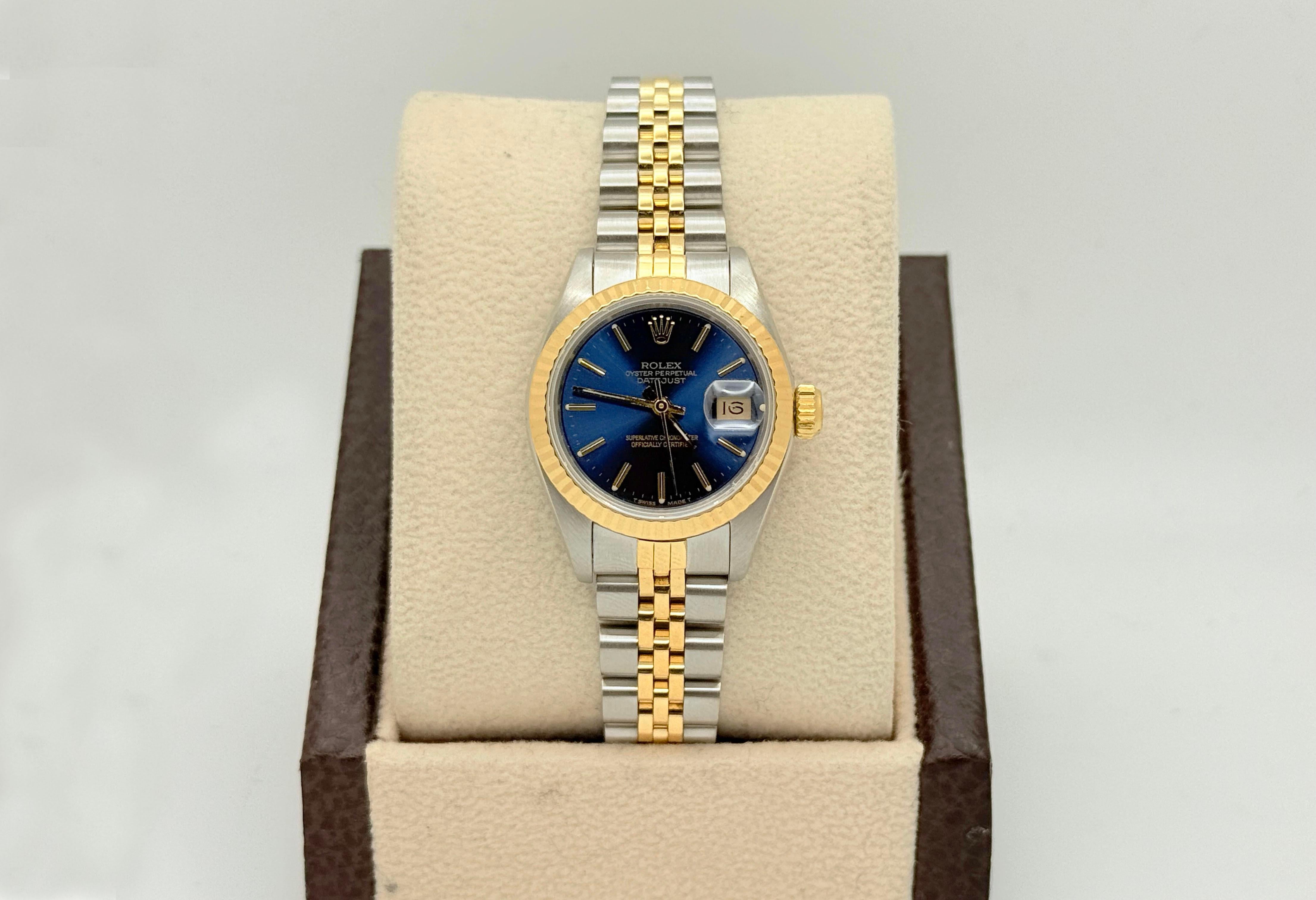 Número de estilo: 69173



De serie: E443***



Año: 1990

 

Model No: Rolex Datejust Señora 

 

Material de la caja: Acero inoxidable 

 

Anillo: Anillo jubilar de oro amarillo de 18 quilates y acero inoxidable 

  

Bisel: Oro amarillo de 18
