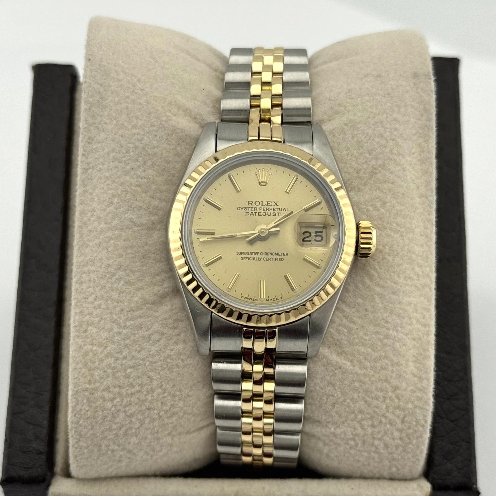 Stil Nummer: 69173



Seriennummer: 828****



Jahr: 1984

 

Modell: Rolex Damen Datejust

 

MATERIAL des Gehäuses: Rostfreier Stahl

 

Band: 18K Gelbgold & Edelstahl

  

Lünette: 18K Gelbgold geriffelt

  

Zifferblatt: Champagner

 

Kristall: