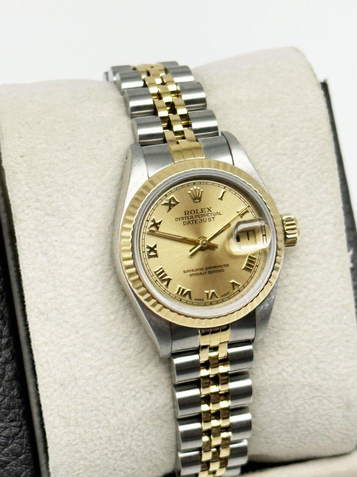 Stil Nummer: 69173 

Seriennummer: L899***

Jahr: 1989 

Modell: Damen Datejust 

MATERIAL des Gehäuses: Rostfreier Stahl 

Band: 18K Gelbgold und Edelstahl 

Lünette: 18K Gelbgold 

Zifferblatt: Champagner 

Gesicht: Saphirglas 

Gehäusegröße: 26mm