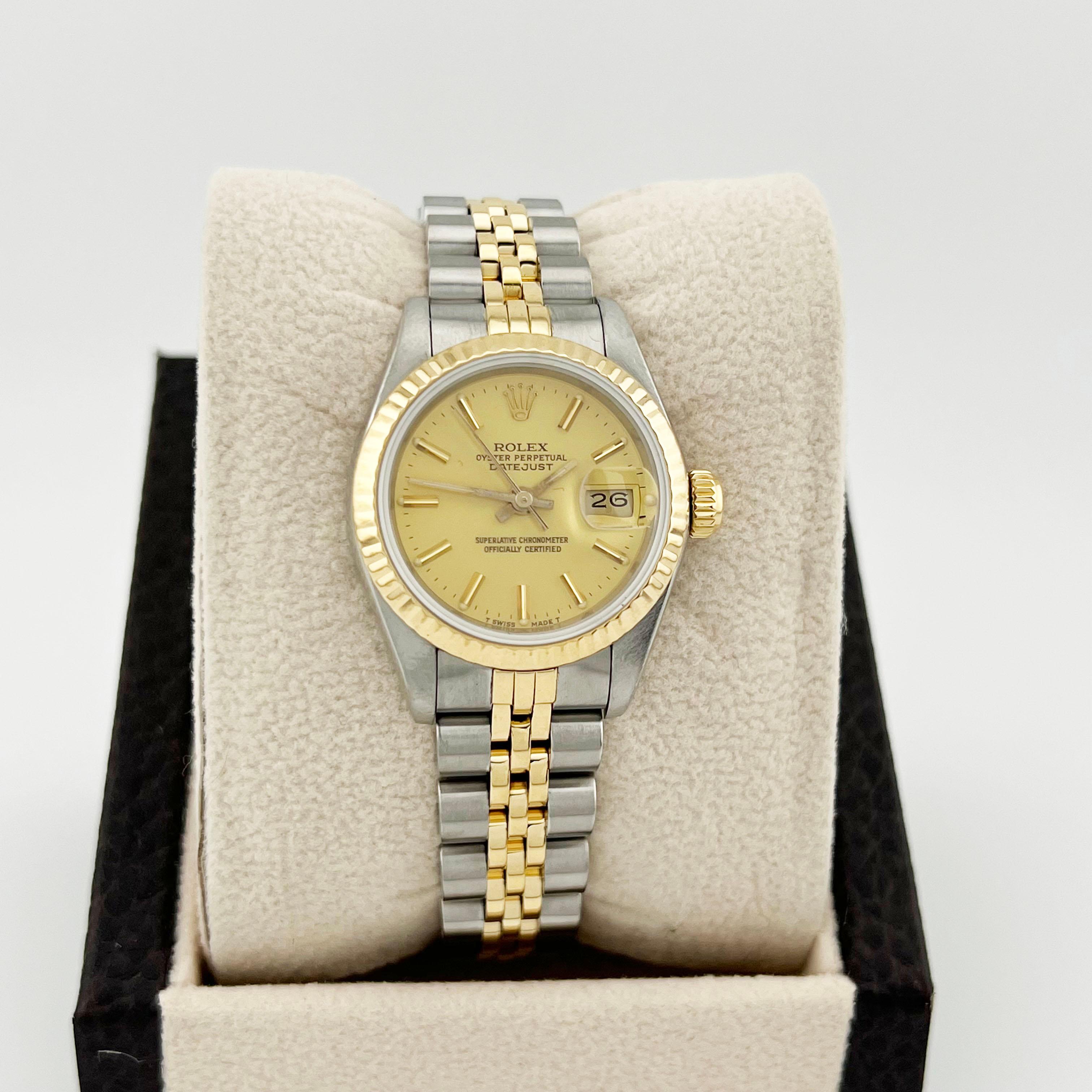 Stil Nummer: 69173

Seriennummer: 8116***

Jahr: 1984

Modell: Rolex Damen Datejust

MATERIAL des Gehäuses: Rostfreier Stahl

Band: 18K Gelbgold & Edelstahl Jubiläumsband

Lünette: 18K Gelbgold geriffelte Lünette

Zifferblatt: Champagner

Gesicht: