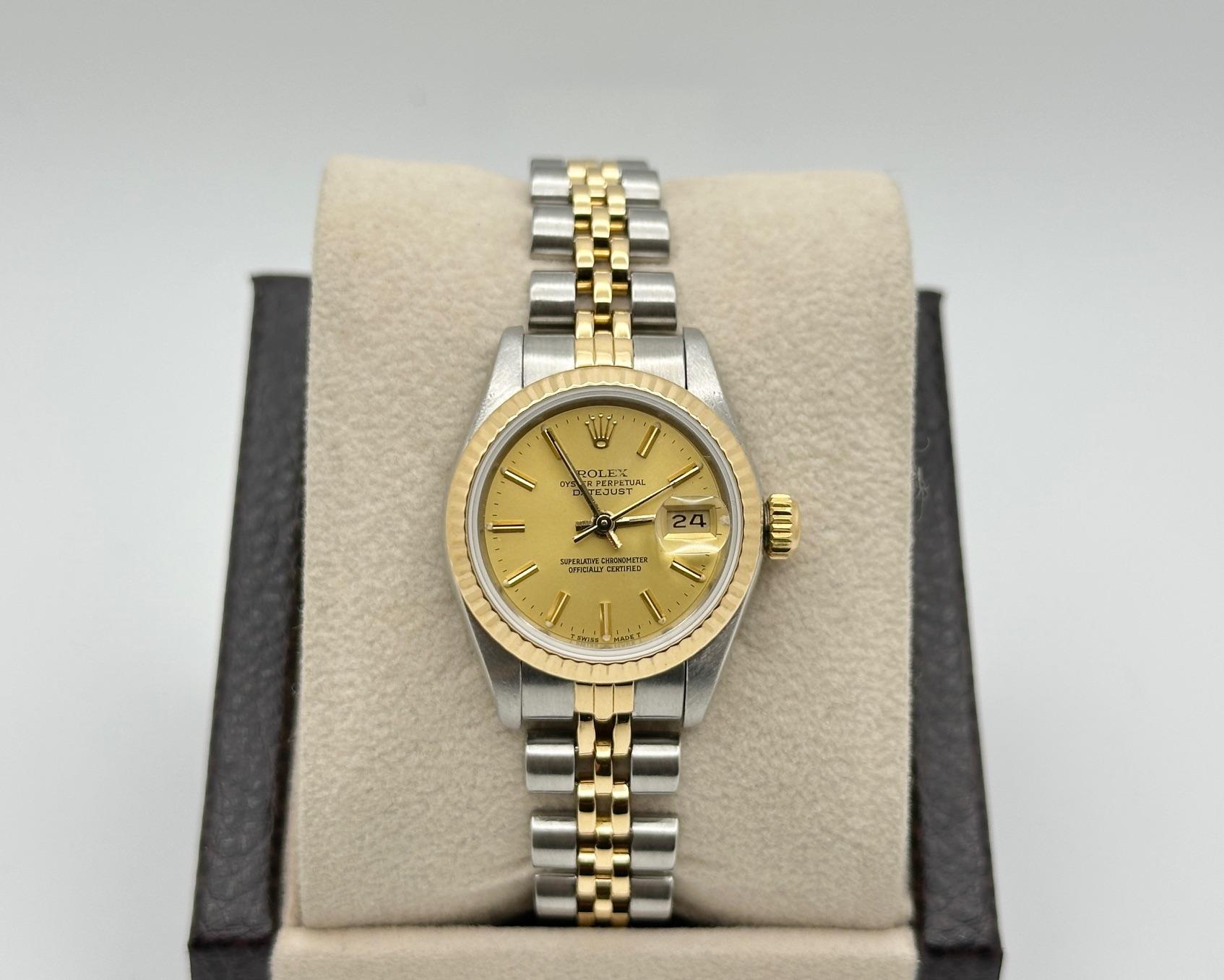 Número de estilo: 69173



De serie: 9134***



Año: 1986

 

Model No: Ladies Datejust

 

Material de la caja: Acero inoxidable

 

Pulsera: Oro amarillo de 18 quilates y acero inoxidable

  

Bisel: Oro amarillo de 18 quilates

    

Esfera: