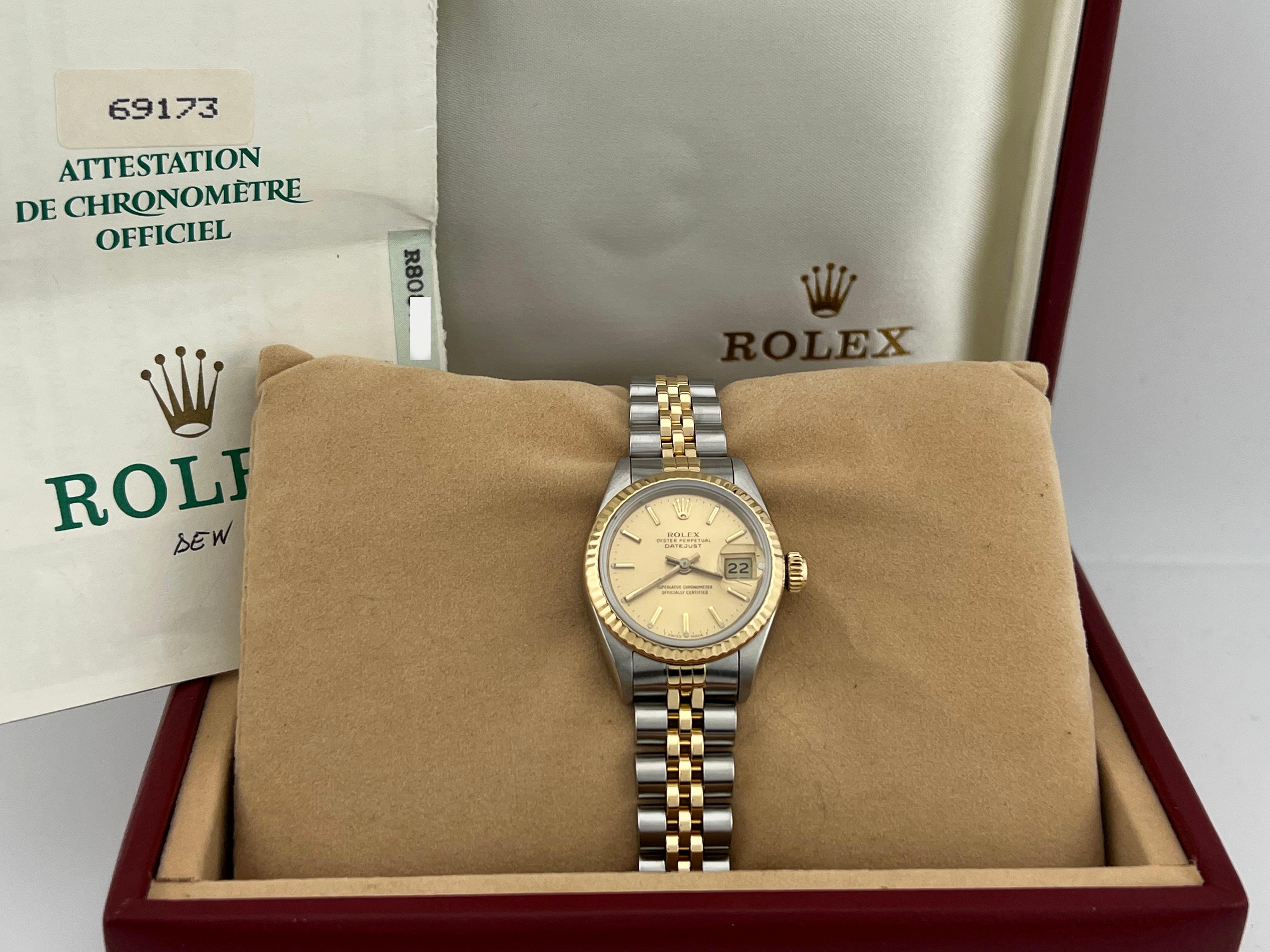Rolex Ladies Datejust 69173 Esfera Champán Oro Amarillo 18K Caja Acero Papel en Excelente Estado en San Diego, CA