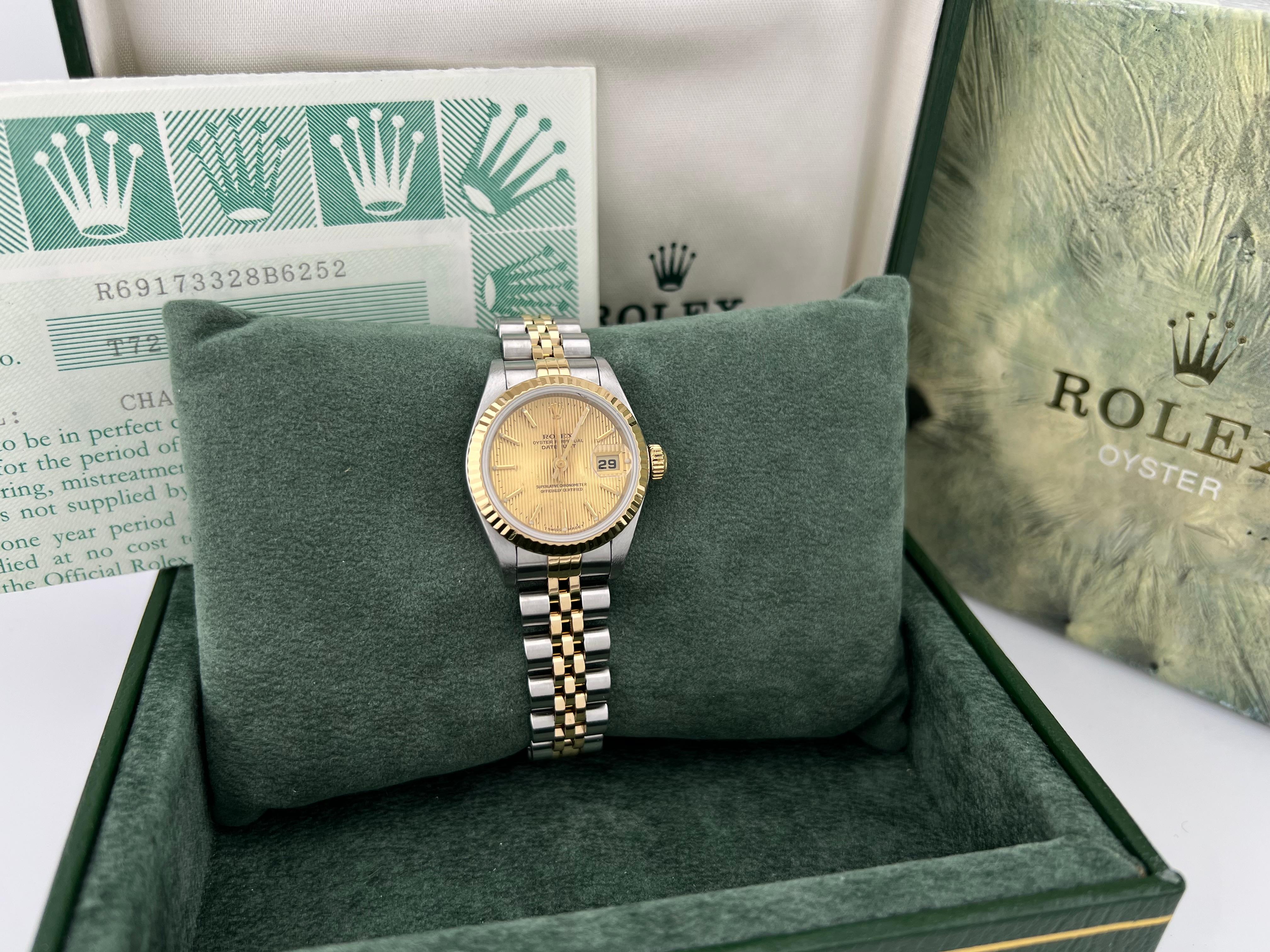 Stil Nummer: 69173



Seriennummer:T721***



Jahr: 1998

 

Modell: Rolex Damen Datejust 

 

MATERIAL des Gehäuses: Rostfreier Stahl 

 

Band: 18K Gelbgold & Edelstahl-Jubiläumsarmband

 

Lünette: 18K Gelbgold geriffelte Lünette 

