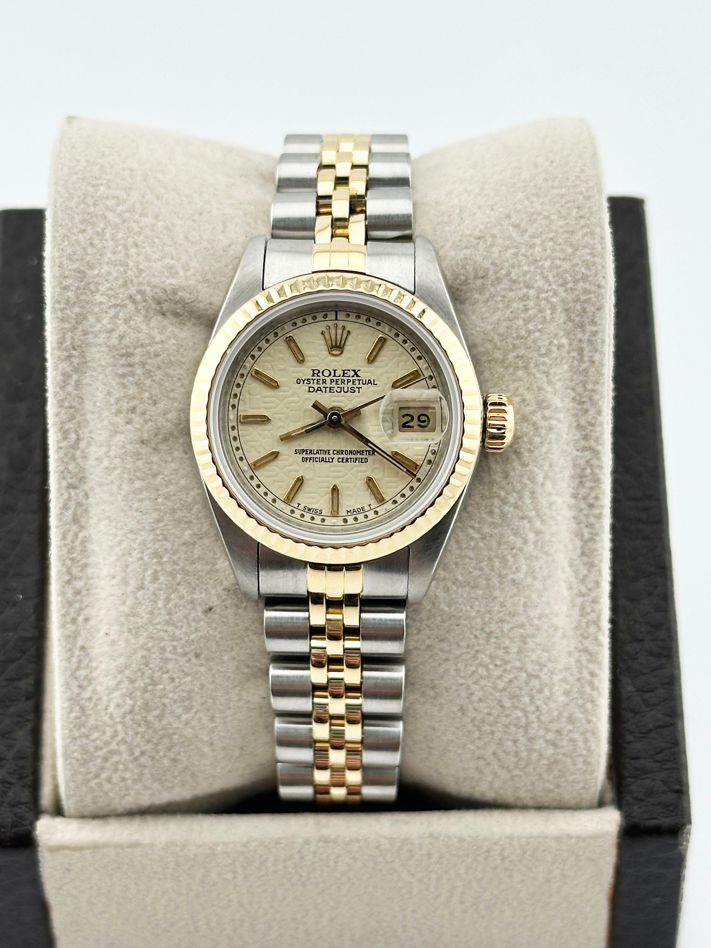 Stil Nummer: 69173

Seriennummer: L627***

Jahr: 1989

Modell: Rolex Damen Datejust 

MATERIAL des Gehäuses: Rostfreier Stahl 

Band:  18K Gelbgold & Edelstahl 

Lünette:  18K Gelbgold 

Zifferblatt: Elfenbeinfarbenes Jubiläumszifferblatt 

Gesicht: