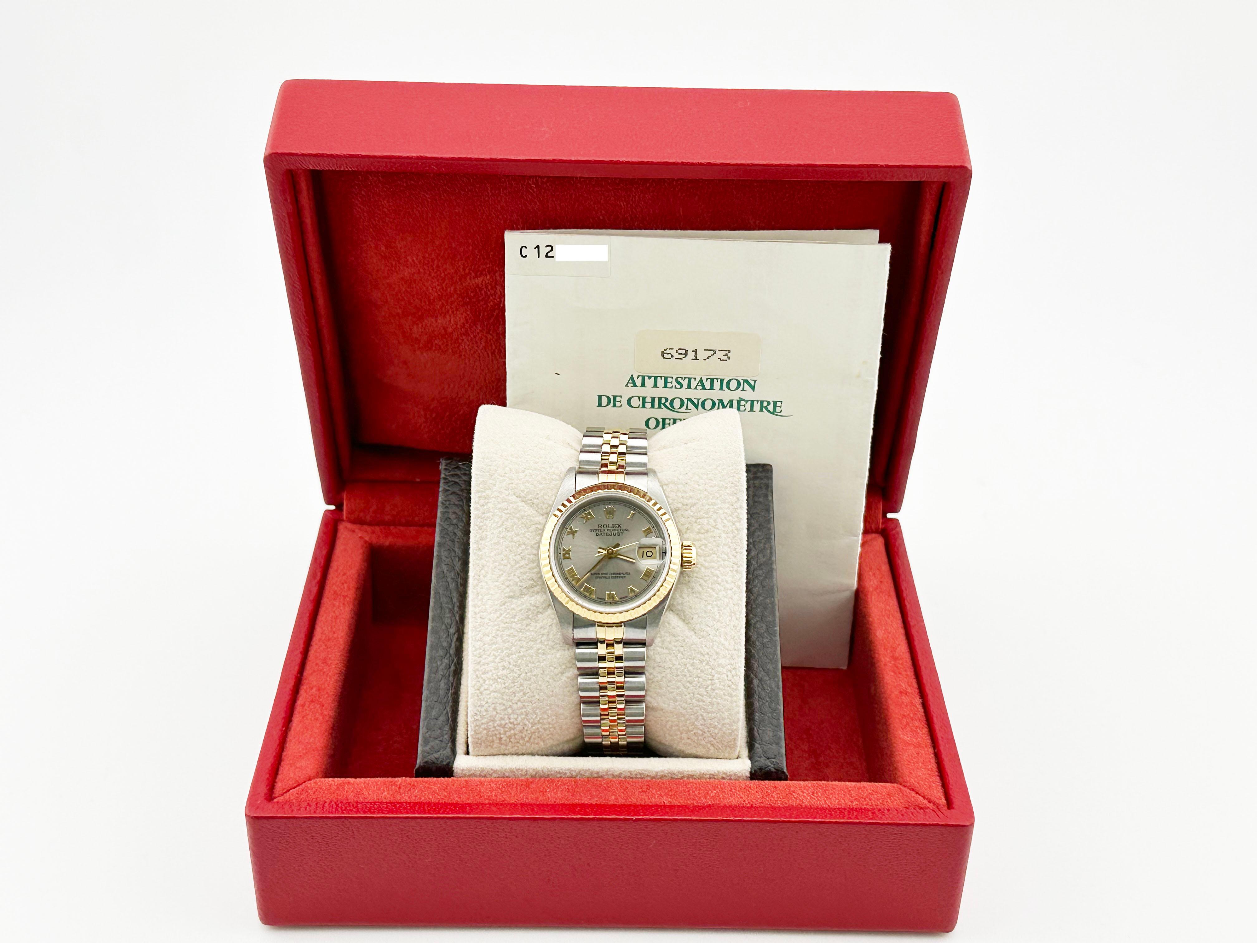 Stil Nummer: 69173


Seriennummer: C127***


Jahr: 1994


Modell: Rolex Damen Datejust 


MATERIAL des Gehäuses: Rostfreier Stahl 


Band: 18K Gelbgold & Edelstahl 


Lünette: 18K Gelbgold 


Zifferblatt: Silbernes römisches Zifferblatt 


Gesicht: