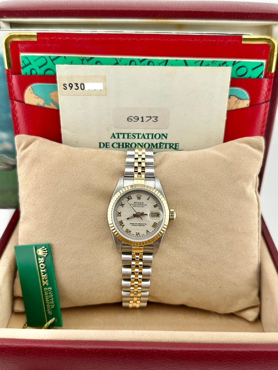 Stil Nummer: 69173



Seriennummer: S930***



Jahr: 1994

 

Modell: Rolex Damen Datejust

 

MATERIAL des Gehäuses: Rostfreier Stahl

 

Band: 18K Gelbgold & Edelstahl Jubiläumsband

  

Lünette: 18K Gelbgold geriffelte Lünette

  

Zifferblatt: