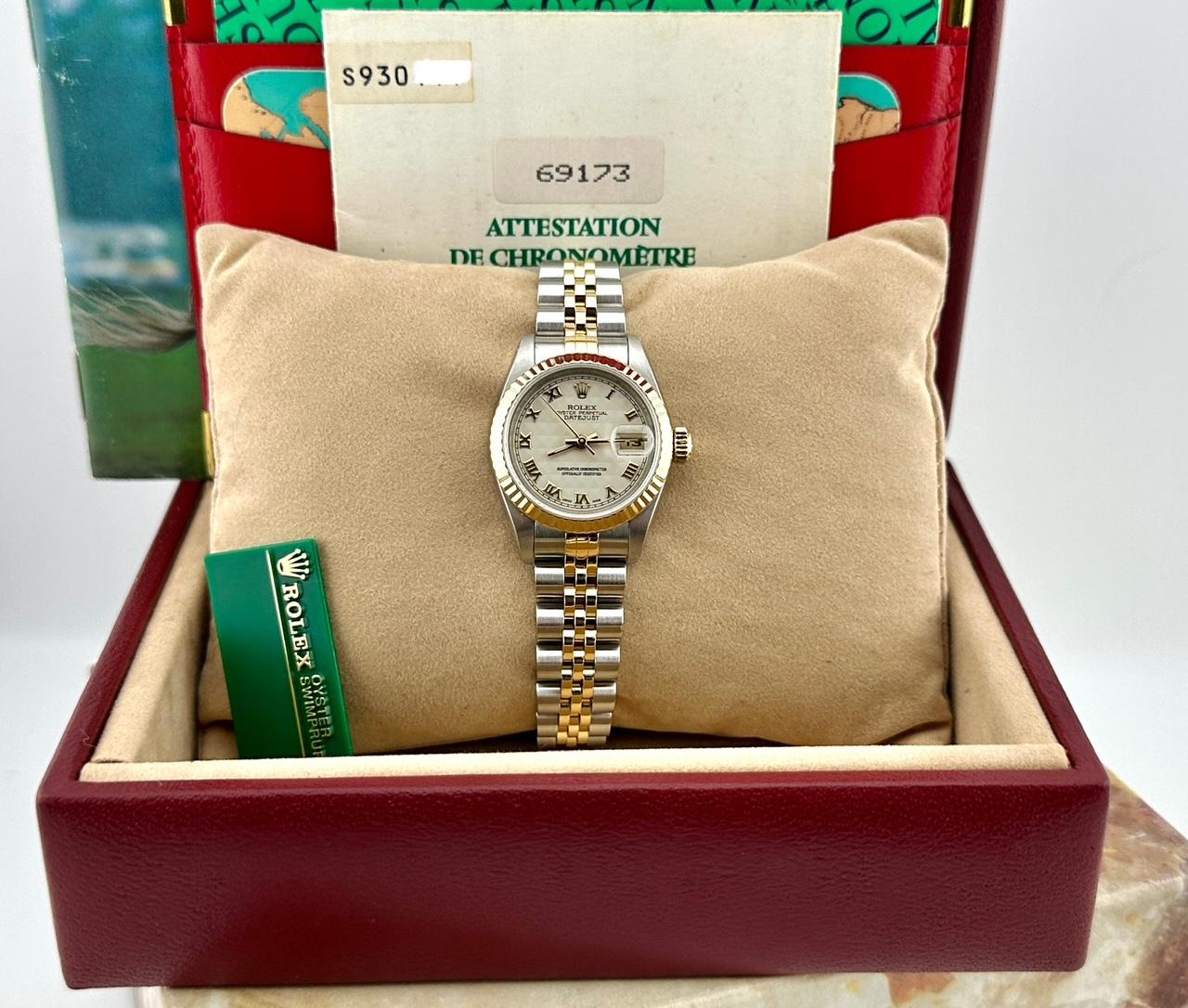 Rolex Damen Datejust 69173 Weiß Pyramide Zifferblatt 18K Gelbgold Stahl Box Papier im Zustand „Hervorragend“ im Angebot in San Diego, CA