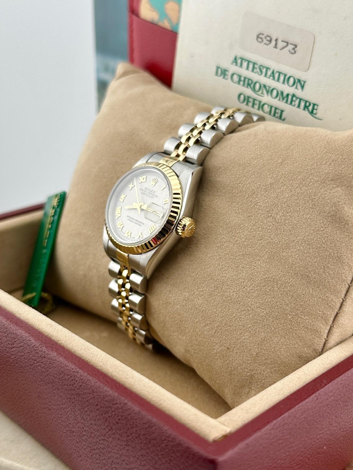 Rolex Damen Datejust 69173 Weiß Pyramide Zifferblatt 18K Gelbgold Stahl Box Papier im Angebot 1