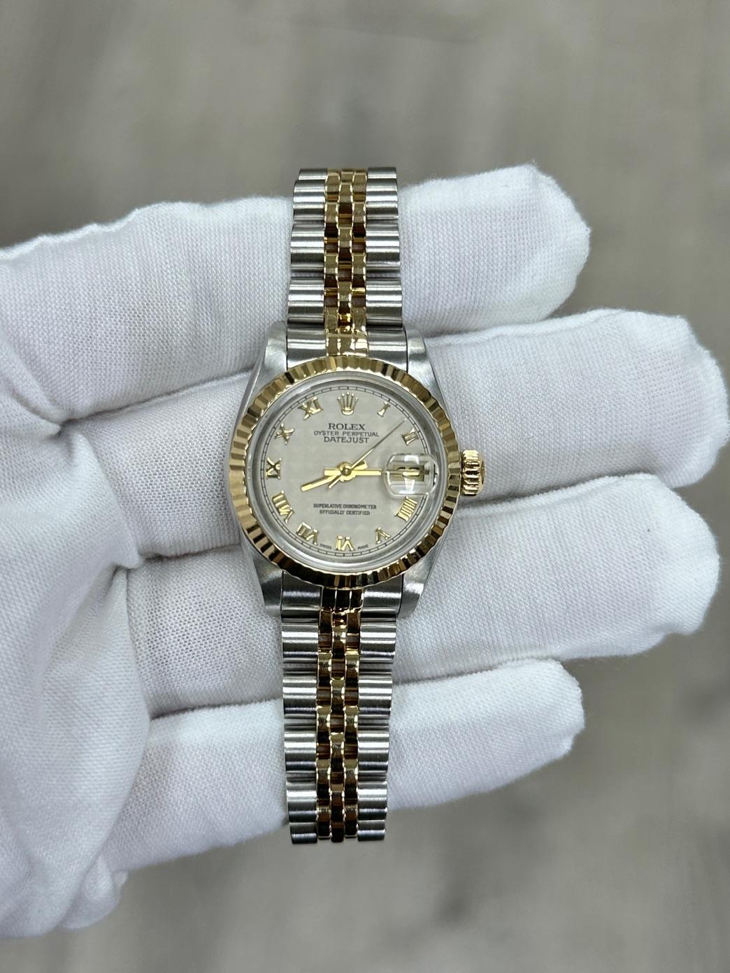 Rolex Damen Datejust 69173 Weiß Pyramide Zifferblatt 18K Gelbgold Stahl Box Papier im Angebot 5