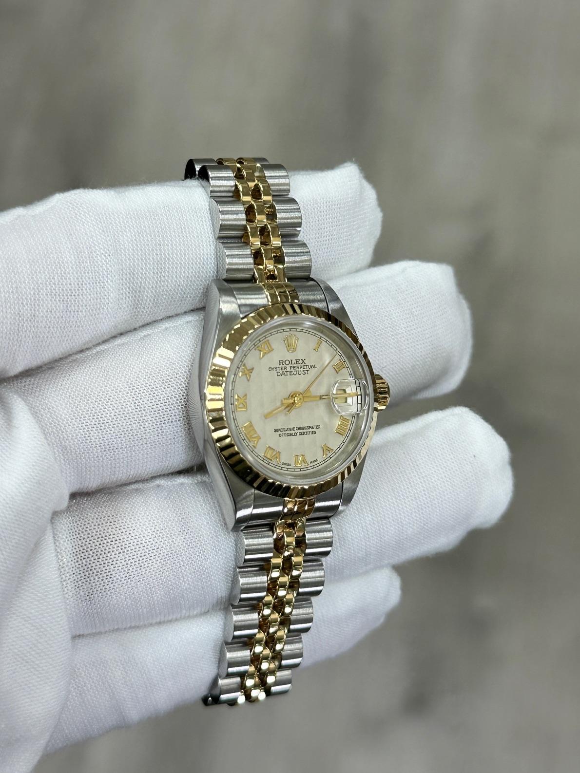 Rolex Damen Datejust 69173 Weiß Pyramide Zifferblatt 18K Gelbgold Stahl Box Papier im Angebot 6