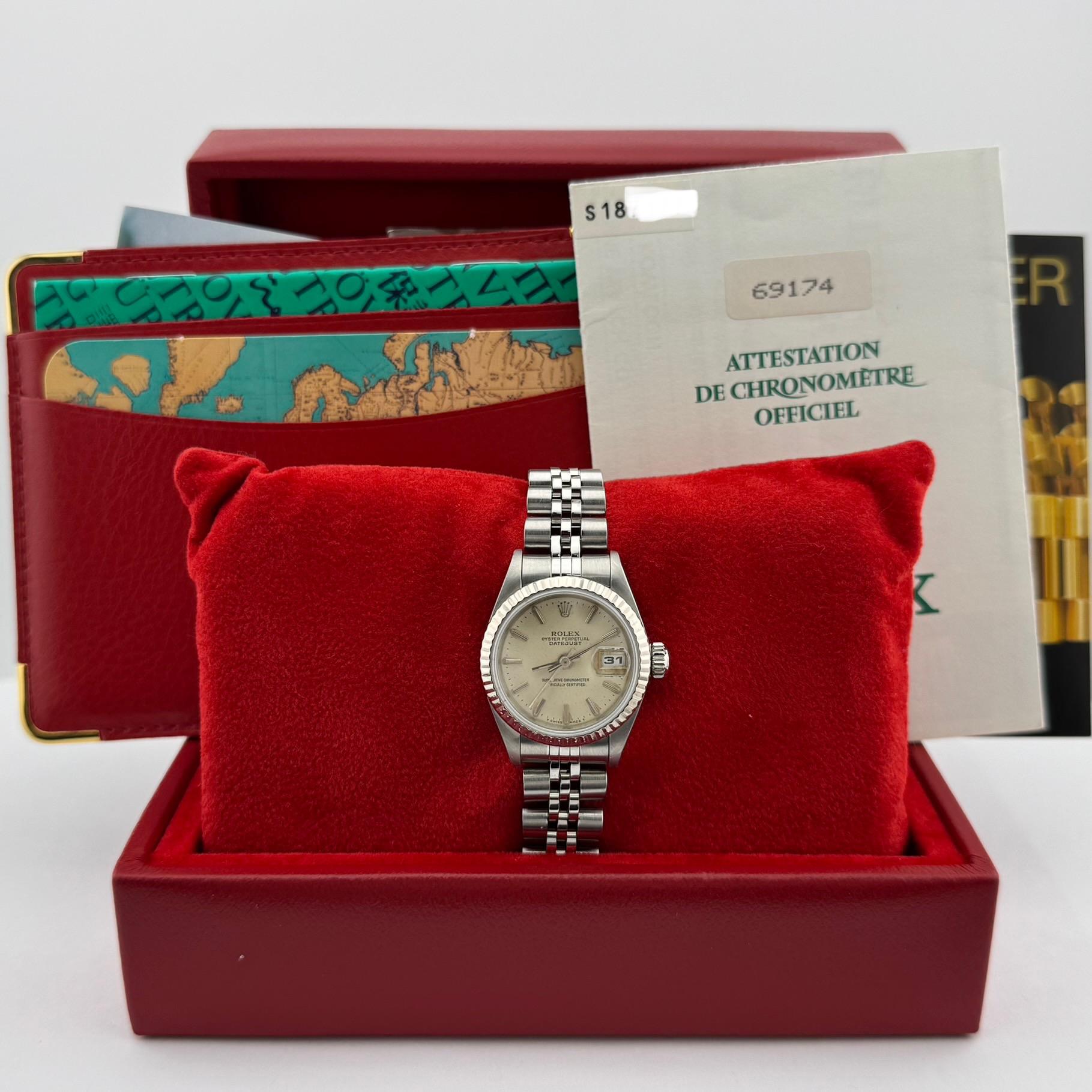 Número de estilo: 69174



De serie: S18****



Año: 1994

 

Model No: Rolex Ladies-Datejust

 

Material de la caja: Acero inoxidable

 

Banda: Acero inoxidable

  

Bisel: estriado de oro blanco de 18 quilates

  

Esfera: Plateada

 

Cristal: