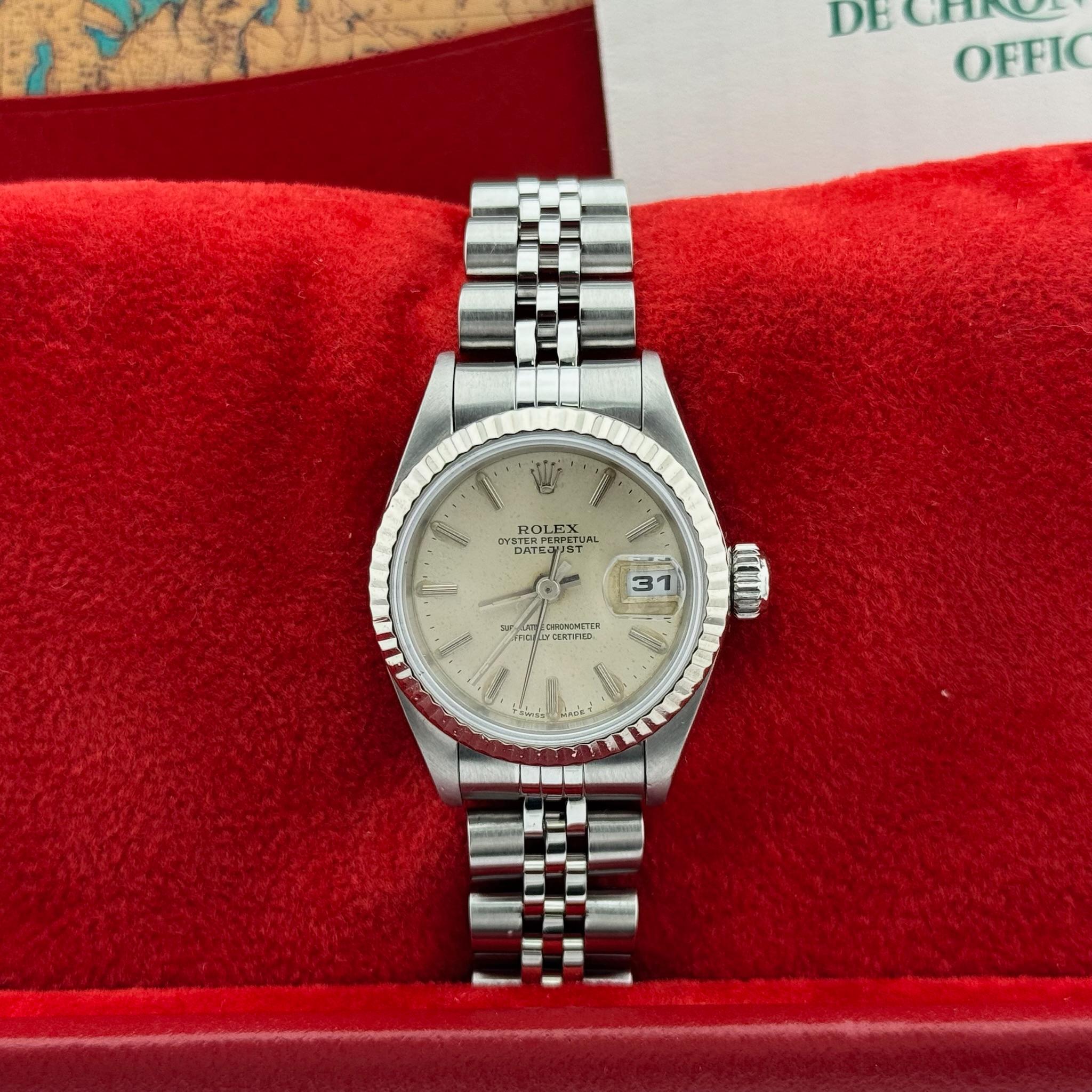 Rolex Ladies Datejust 69174 26mm Esfera Plateada Acero 18K Oro Blanco Caja Papeles en Excelente estado para la venta en San Diego, CA