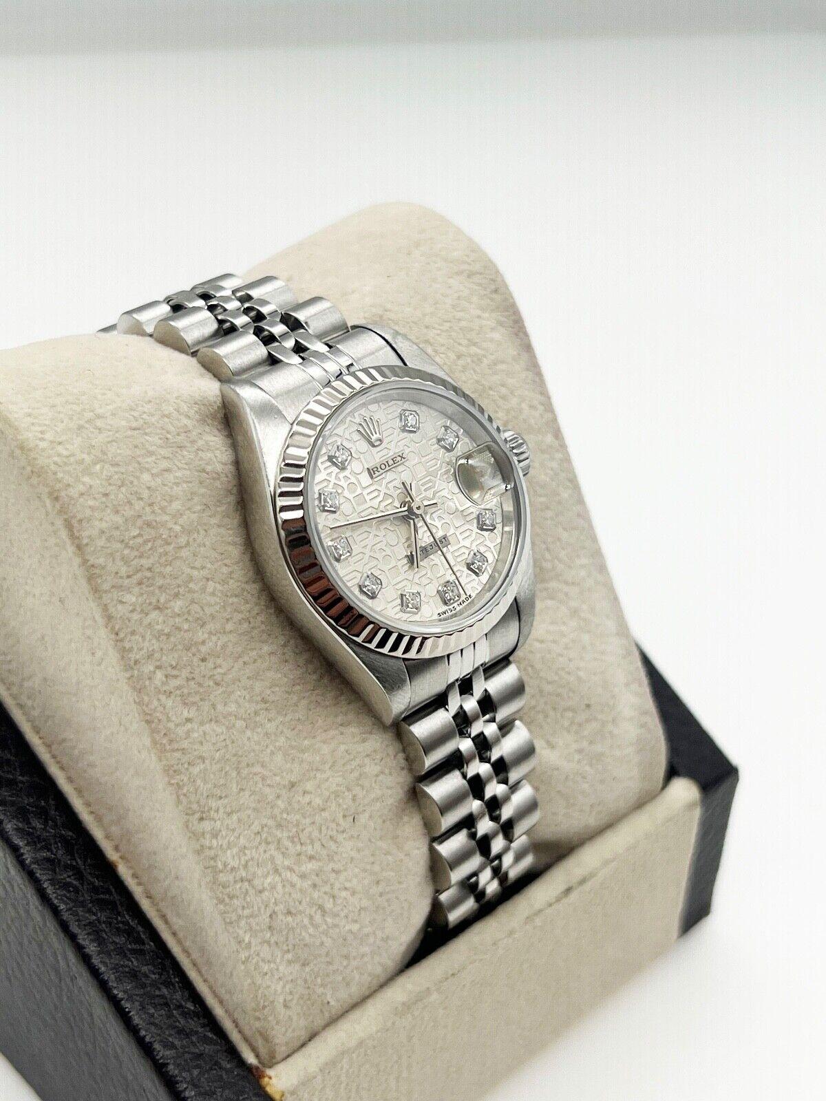 Stilnummer: 69174
Seriennummer: U434**
Jahr: 1997
Modell: Damen Datejust
MATERIAL des Gehäuses: Rostfreier Stahl
Band: Rostfreier Stahl
Lünette: 18K Weißgold
Zifferblatt: Silver Diamond Jubilee
Gesicht: Saphirglas
Gehäusegröße: 26mm 

Enthält: