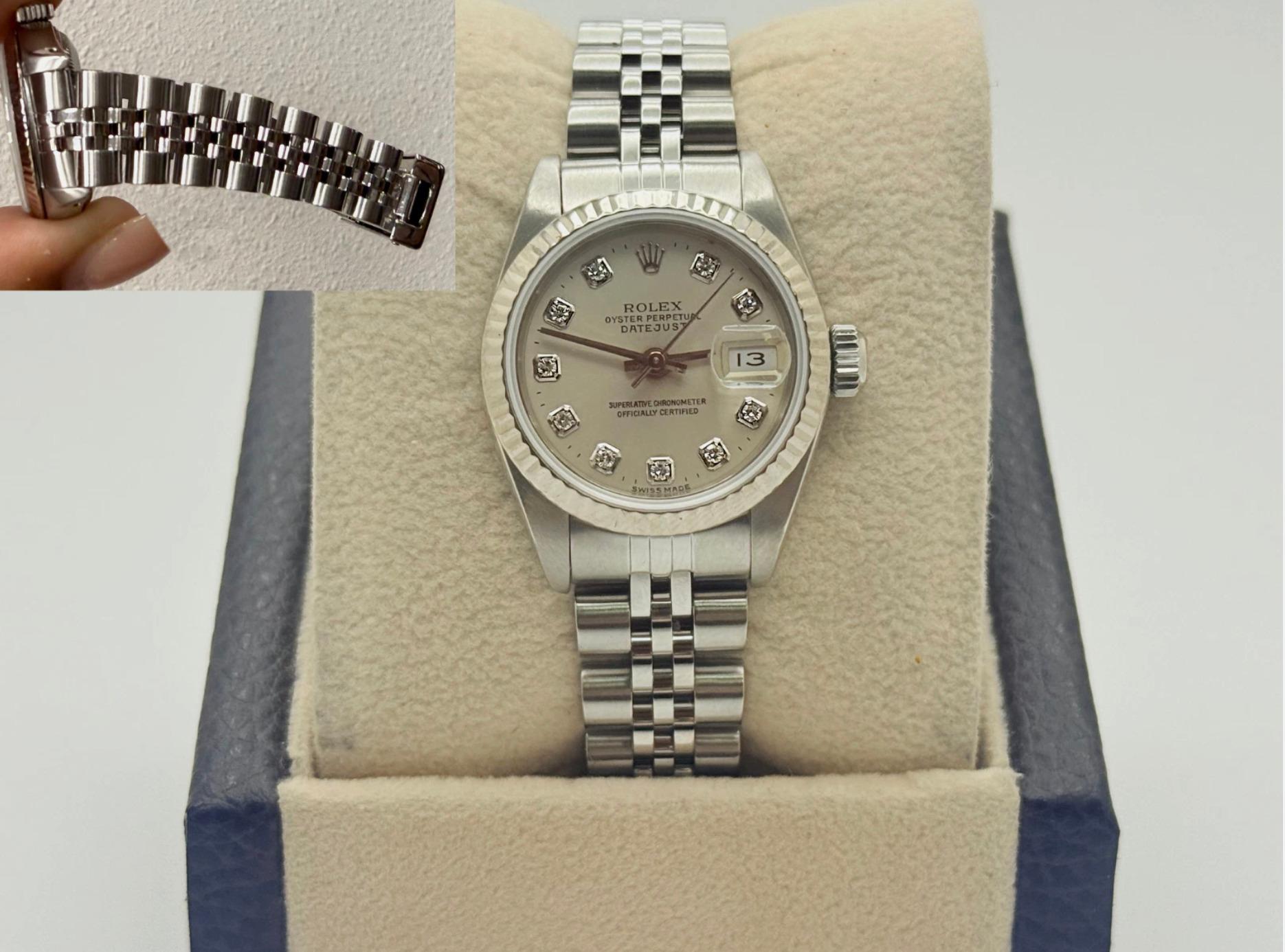 
Numéro de style : 69174

Série : X81****

Année : 1991

Modèle : Rolex Ladies Datejust

Matériau du boîtier : Acier inoxydable

Bracelet : acier inoxydable Jubilee

Lunette : Lunette cannelée en or blanc 18k  

Cadran : cadran argenté à diamants