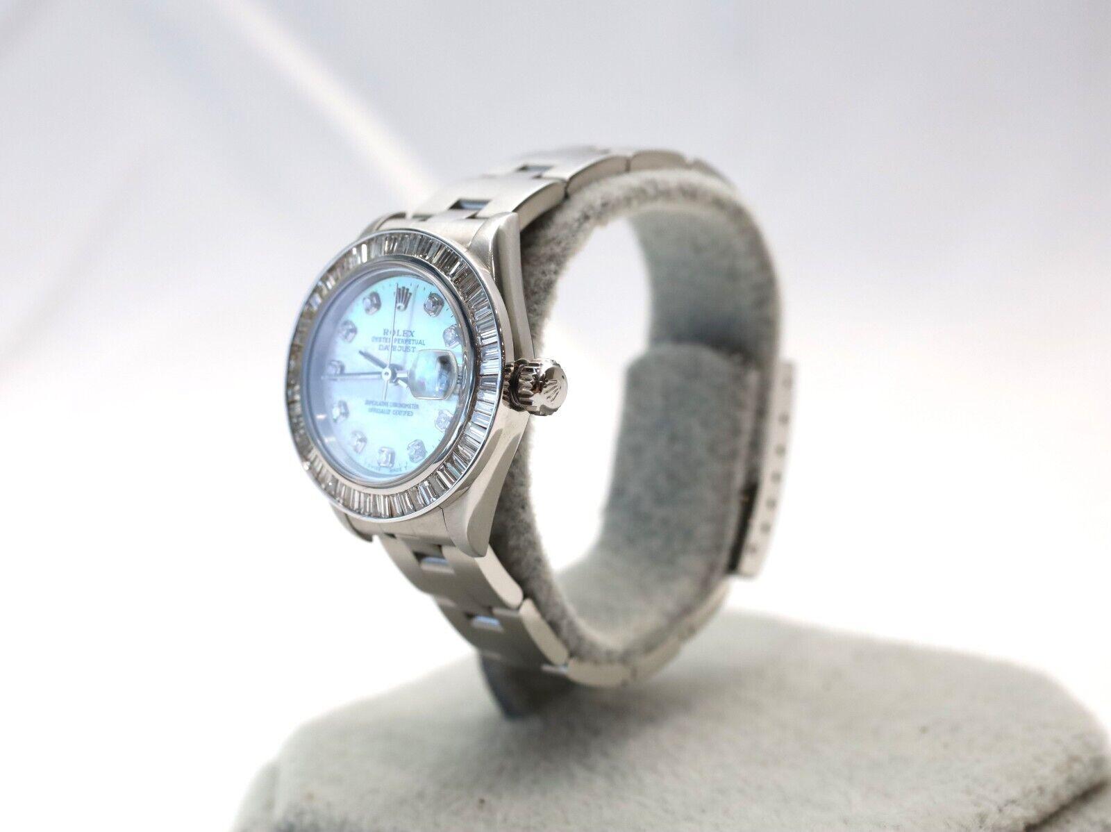 Appartenant à la collection Oyster Perpetual Date, cette superbe Rolex pour femme est un ajout parfait à votre boîte à bijoux. Cette Rolex Datejust pour dames est dotée d'un cadran 12 heures en nacre qui reflète différentes couleurs à la lumière et