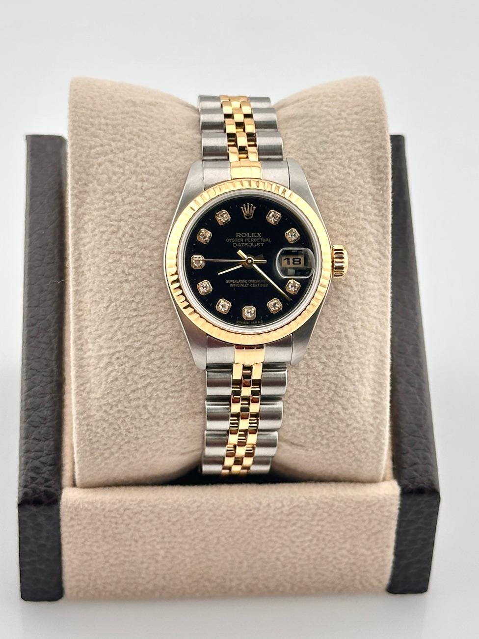 Stilnummer: 79173

Seriennummer: K765***

Jahr: 2001

Modell: Rolex Damen Datejust

MATERIAL des Gehäuses: Rostfreier Stahl

Band: 18K Gelbgold & Edelstahl

Lünette: 18K Gelbgold

Zifferblatt: Factory Diamond Dial

Gesicht: Saphirglas

Gehäusegröße: