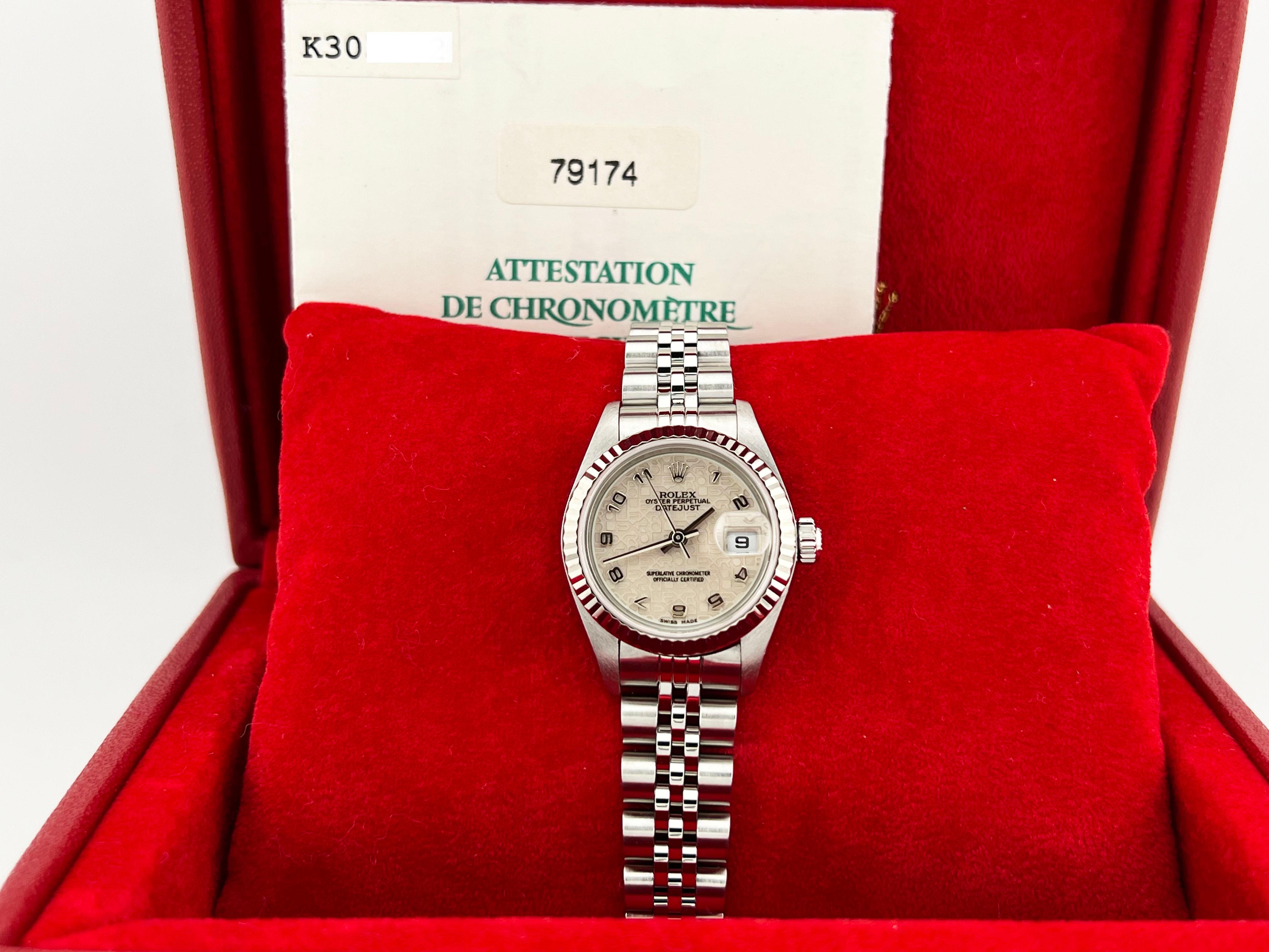 Numéro de style : 79174



En série :  K303***



Année : 2002

 

Modèle : Rolex Ladies Datejust

 

Matériau du boîtier : Acier inoxydable

 

Bracelet : acier inoxydable Jubilee

  

Lunette : or blanc 18K

 

Cadran : Cadran Jubilé d'argent

