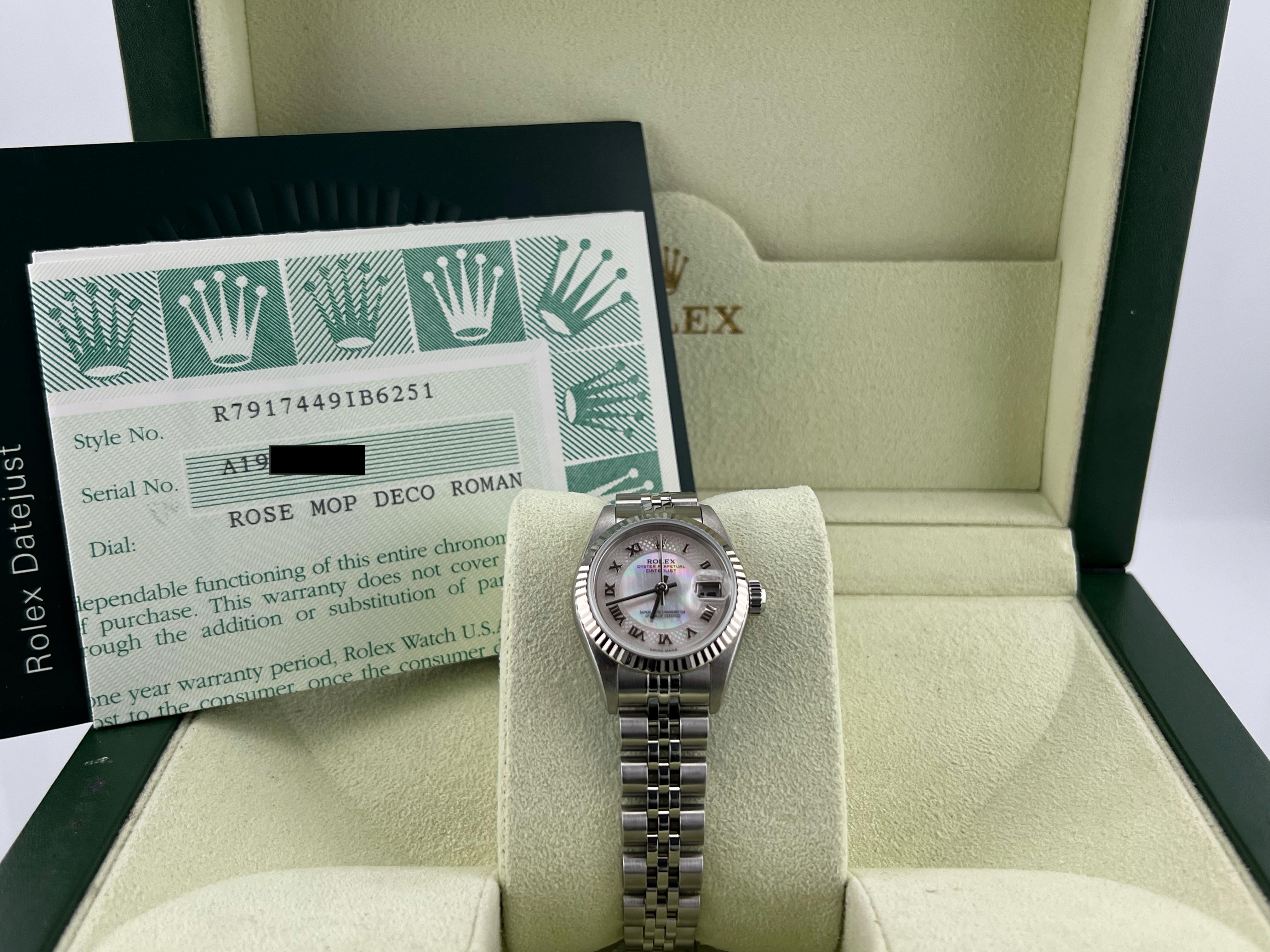 Numéro de style : 79174



Série : A198***



Année : 2000

 

Modèle : Ladies Datejust

 

Matériau du boîtier : 26mm

 

Bande : Acier inoxydable

 

Lunette : Lunette cannelée en or blanc 18K 

 

Cadran : Rare cadran romain déco en nacre rose
