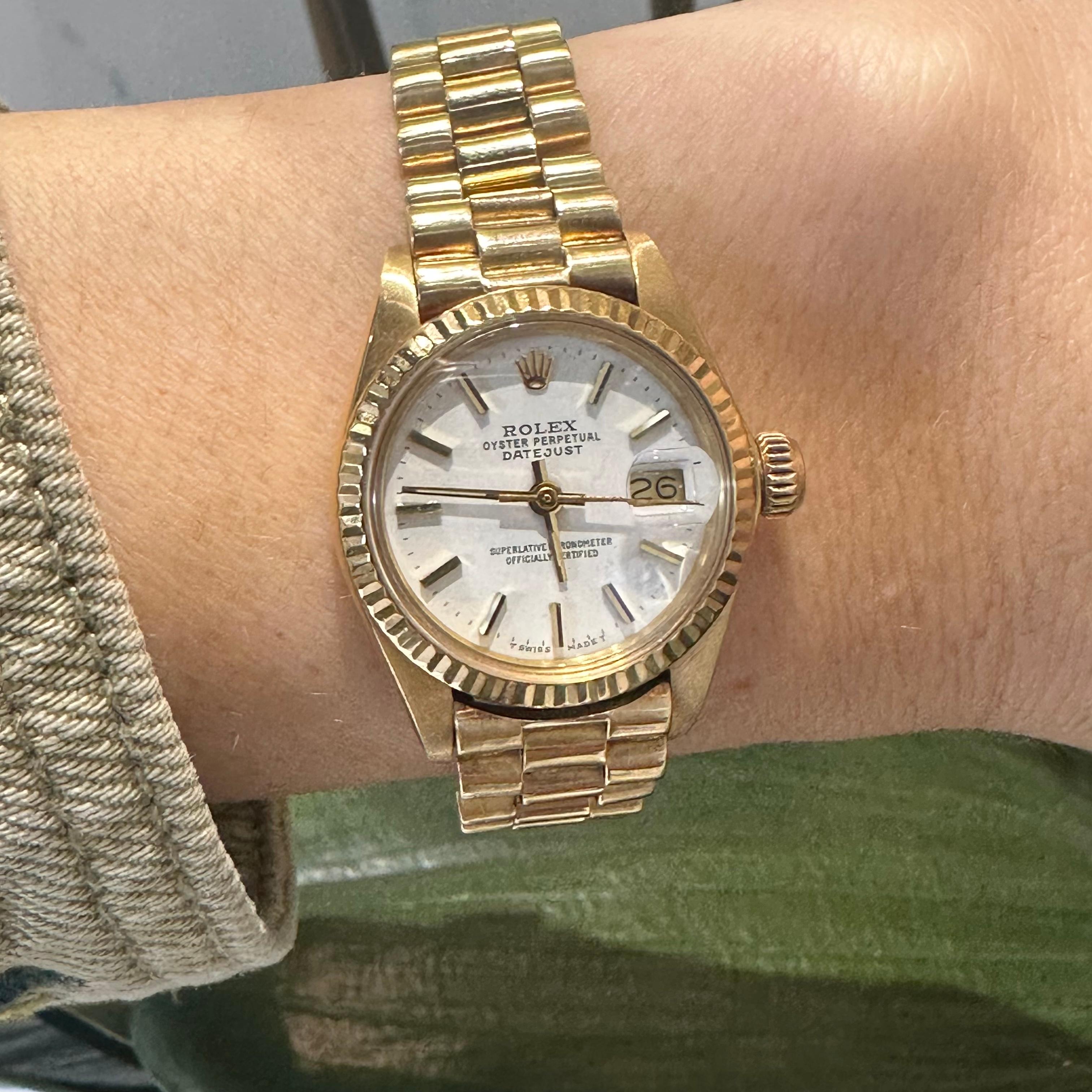 Rolex Ladies Datejust in 18k Yellow Gold with Custom Bracelet Watch In Good Condition In Miami, FL
