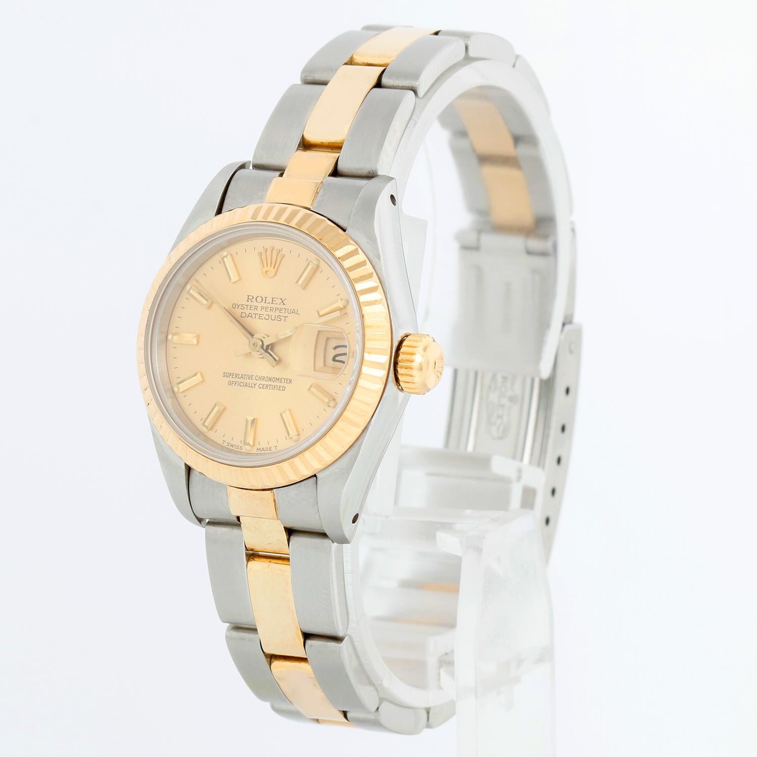 Rolex Ladies Datejust Steel & Gold Watch 69173 - Remontage automatique, 29 rubis, quickset date, verre saphir. Boîtier en acier inoxydable avec or jaune 18K  (26 mm). Cadran champagne avec index bâtons. Bracelet en acier inoxydable et en or jaune 18