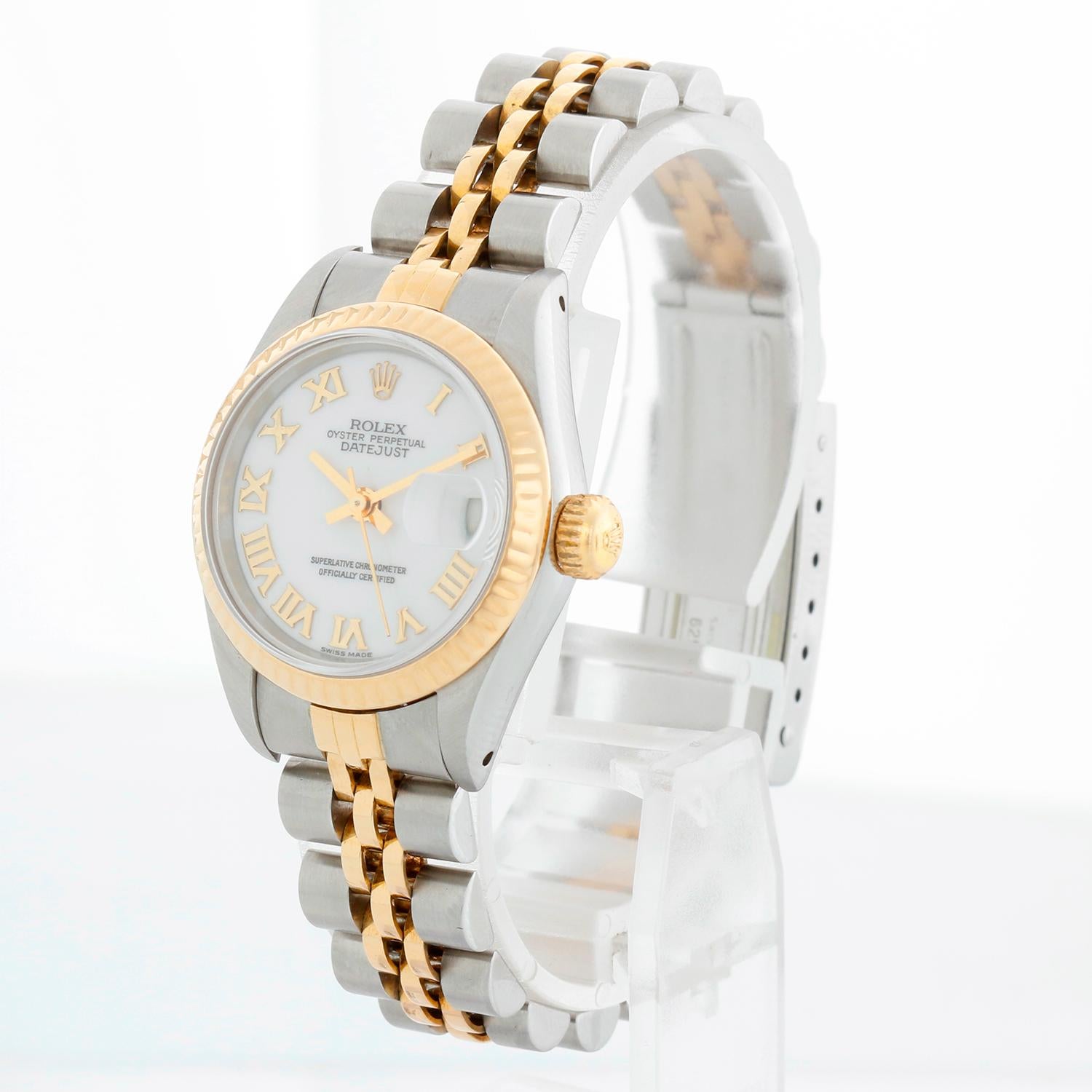 Rolex Ladies Datejust Steel & Gold Watch 69173 - Remontage automatique, 29 rubis, quickset date, verre saphir. Boîtier en acier inoxydable avec lunette en or jaune 18 carats (26 mm). Cadran blanc avec chiffres romains . Bracelet jubilé en acier