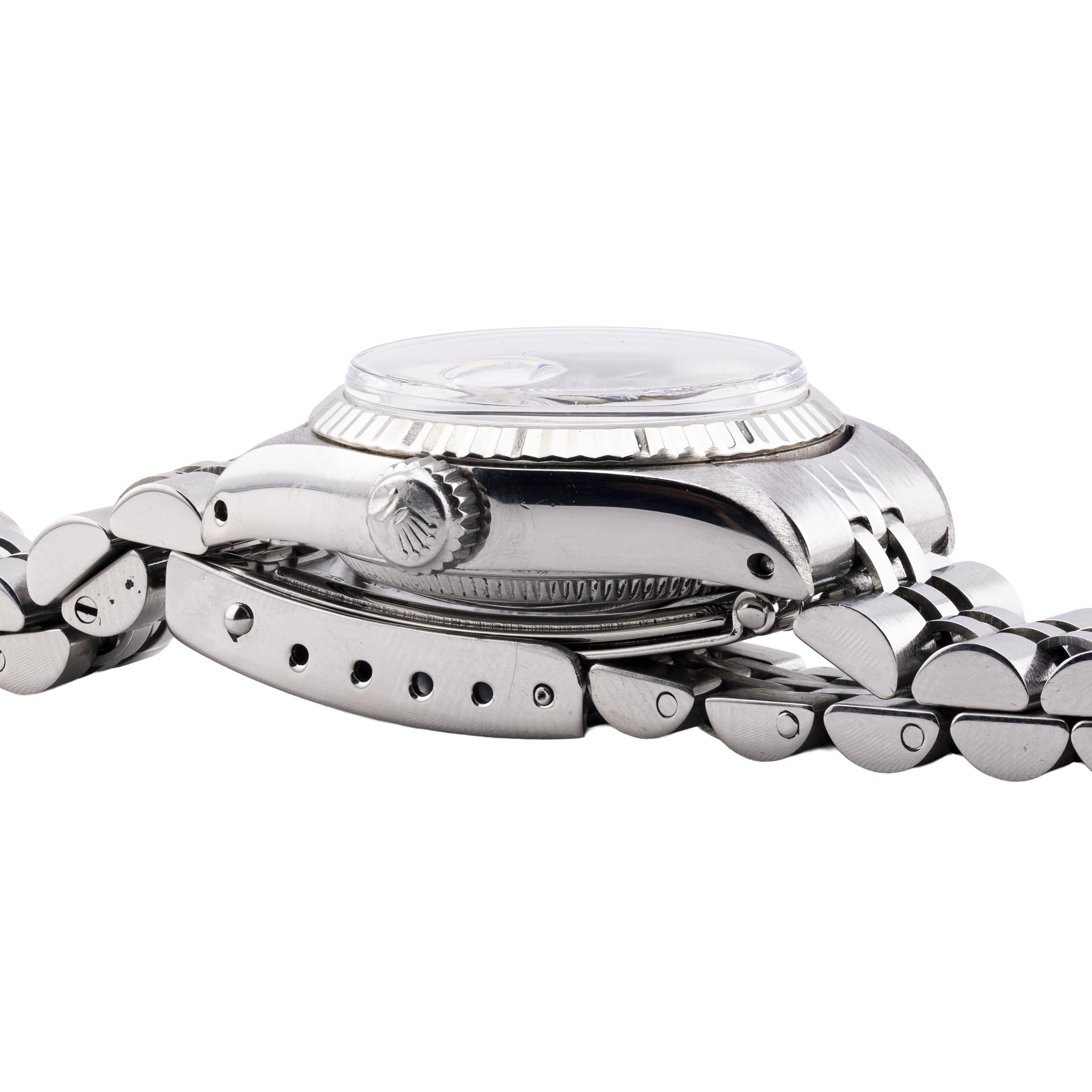 Aston Estate Jewelry presenta:

Un Rolex Datejust con quadrante a raggiera e indici di diamanti.

La cassa rotonda misura 26 mm di larghezza ed è realizzata in acciaio inossidabile. 

 La lunetta scanalata, in oro bianco 18 carati, completa il