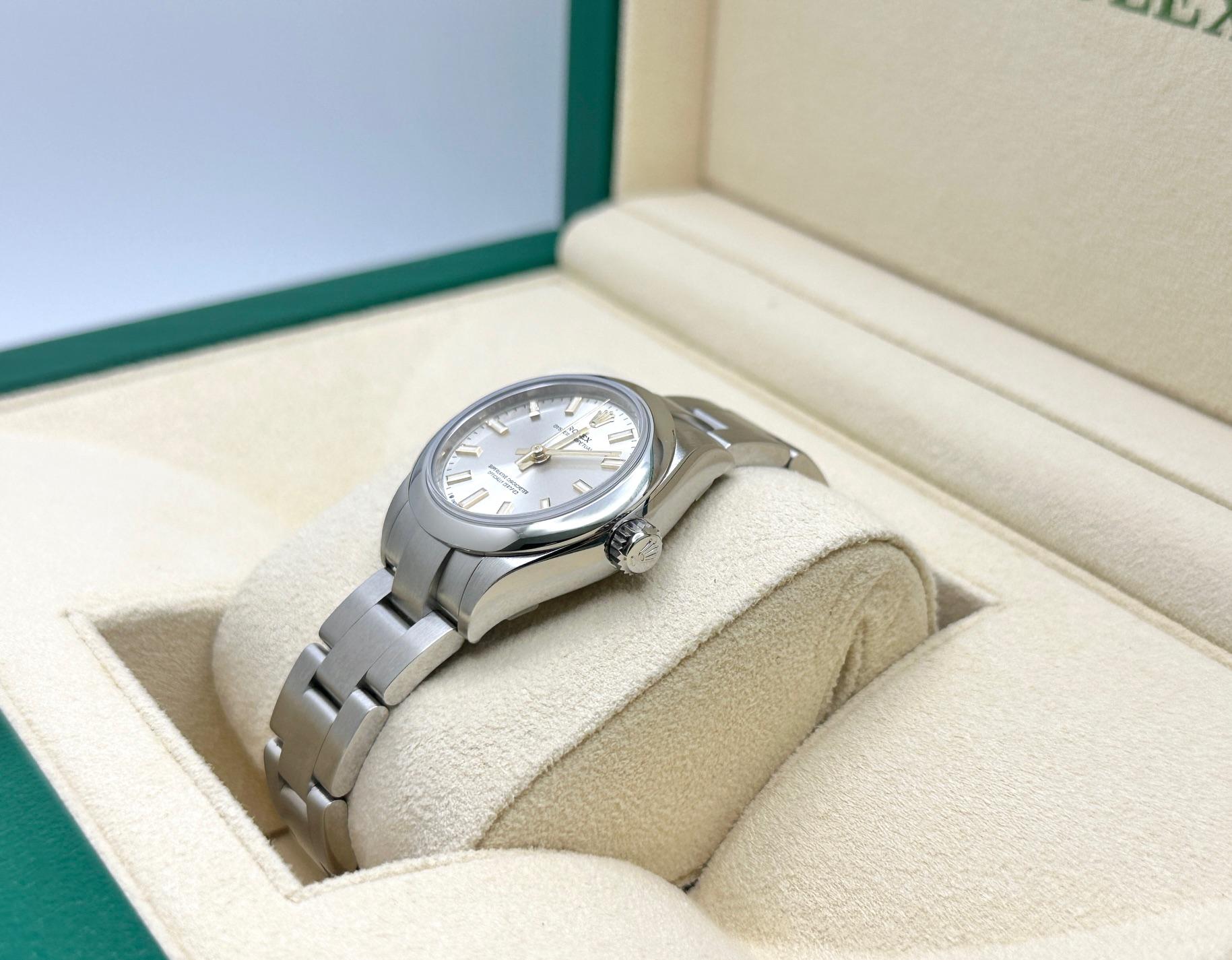 Rolex Ladies Oyster Perpetual 276200 28mm Esfera plateada Caja de acero Papel adhesivo en Excelente estado para la venta en San Diego, CA