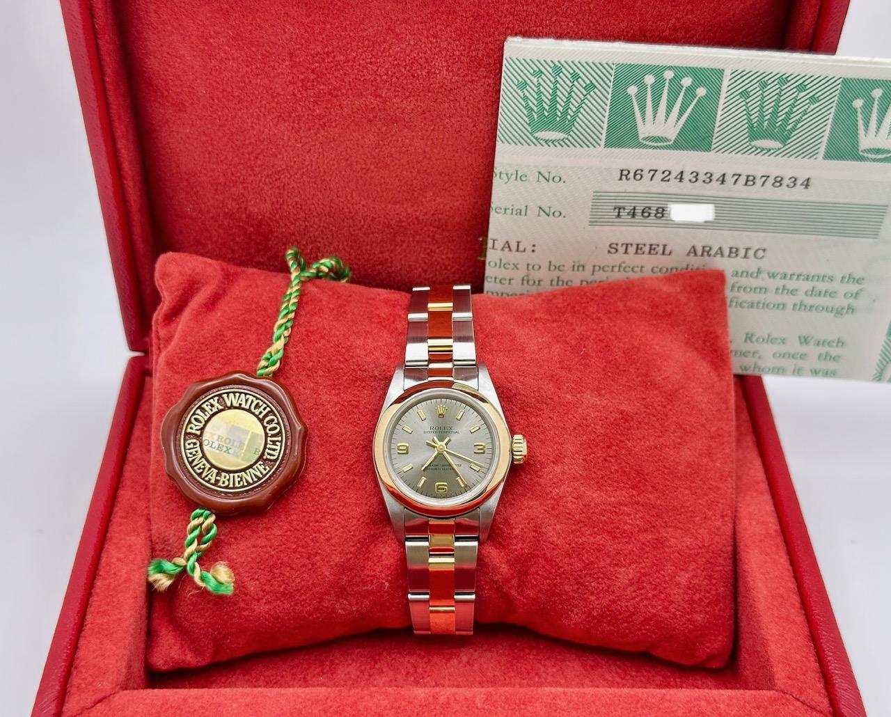 Stilnummer: 67243



Seriennummer: T468***



Jahr: 1999

 

Modell: Damen Oyster Perpetual

 

MATERIAL des Gehäuses: Rostfreier Stahl

 

Band: 18K Gelbgold & Edelstahl

   

Lünette: 18K Gelbgold Glatt

  

Zifferblatt: Arabisches Zifferblatt in