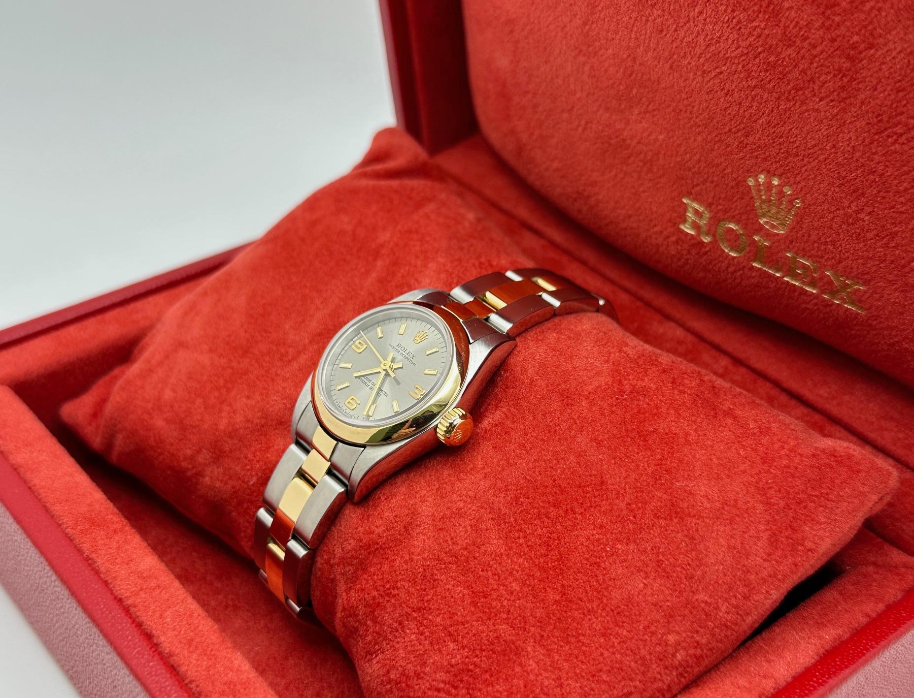 Rolex Damen Oyster Perpetual 67243 Stahl arabisches Zifferblatt 18K Gold Stahl Box Papier im Zustand „Hervorragend“ im Angebot in San Diego, CA