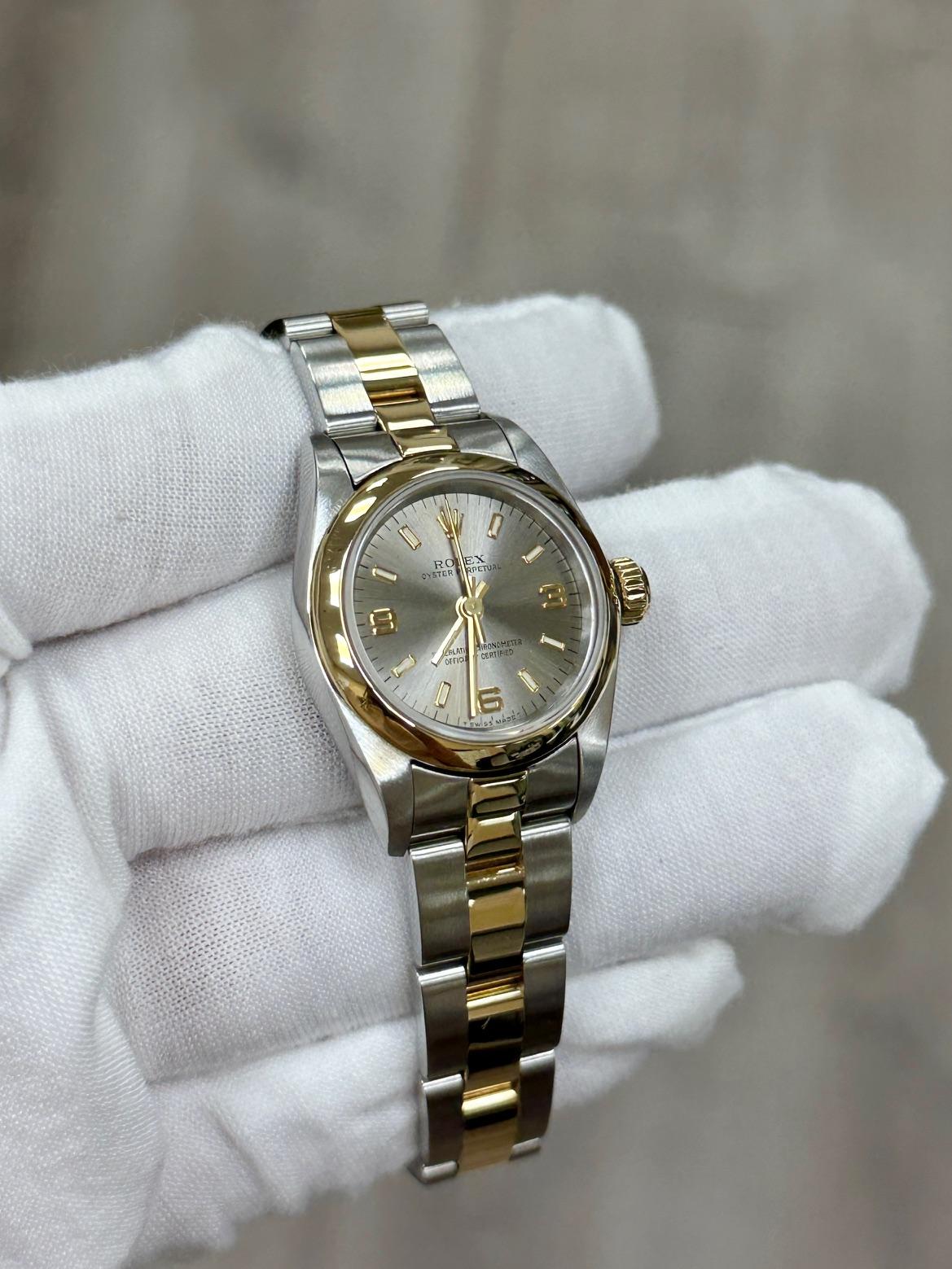 Rolex Damen Oyster Perpetual 67243 Stahl arabisches Zifferblatt 18K Gold Stahl Box Papier im Angebot 4