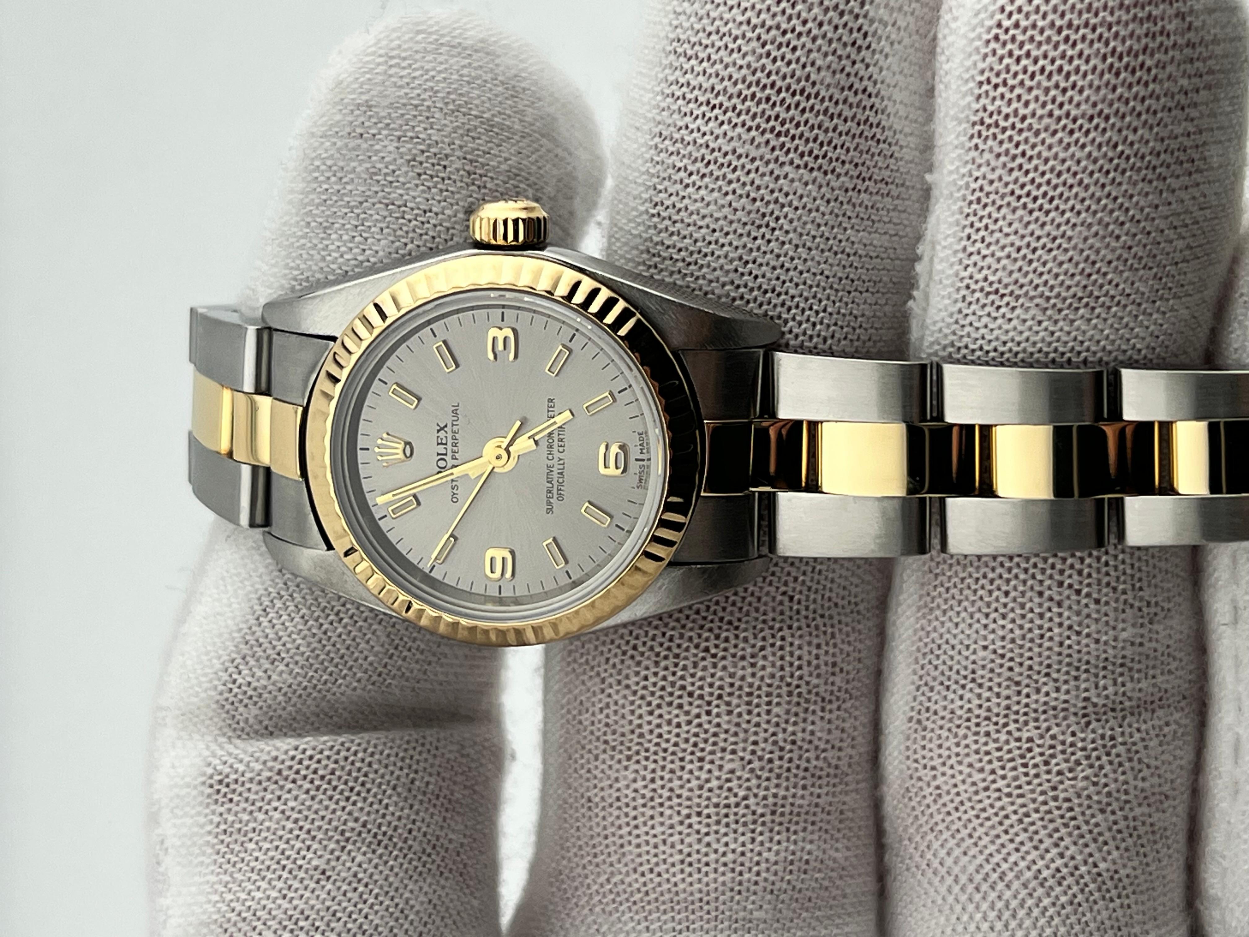 Stilnummer: 76193



Seriennummer: K301***



Jahr: 2001

 

Modell: Rolex Damen Oyster Perpetual 

 

MATERIAL des Gehäuses: Rostfreier Stahl

 

Band: 18K Gelbgold & Edelstahl 

 

Lünette: 18K Gelbgold geriffelt

 

Zifferblatt: Silbernes