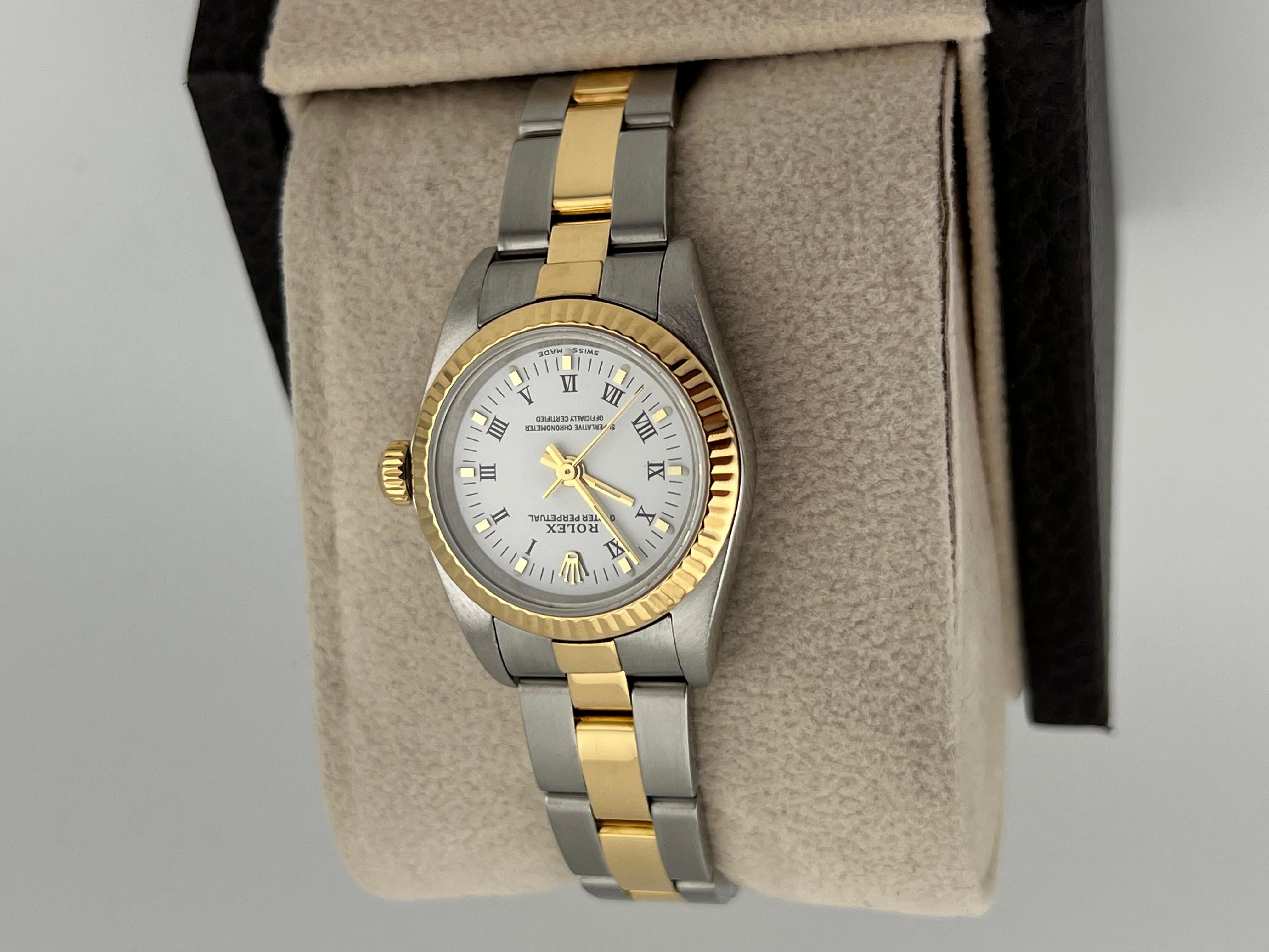 Stilnummer: 76193



Seriennummer: Y130***



Jahr: 2002

 

Modell: Rolex Damen Oyster Perpetual 

 

MATERIAL des Gehäuses: Rostfreier Stahl 

 

Band: 18K Gelbgold & Edelstahl 

 

Lünette: 18K Gelbgold 

 

Zifferblatt: Weiß 

 

Gesicht: