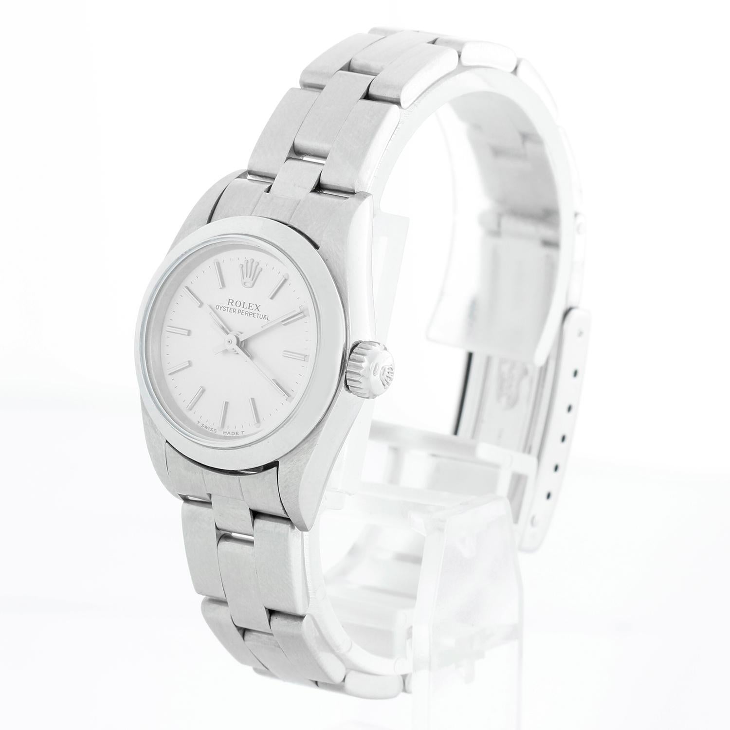 Reloj Rolex Oyster Perpetual No-Date para señora de acero inoxidable 67180 - Carga automática. Caja de acero inoxidable con bisel liso (26 mm). Esfera plateada con índices en forma de bastón . Brazalete Oyster de acero inoxidable. Seminuevo con caja