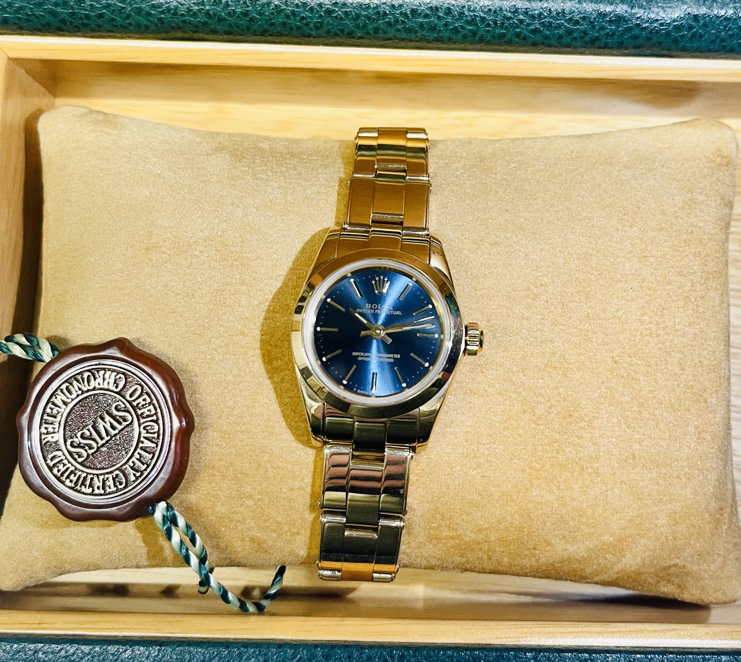 Rolex Damen Oyster Perpetual Armbanduhr aus massivem Gelbgold mit Saphirblauem Zifferblatt im Angebot 10
