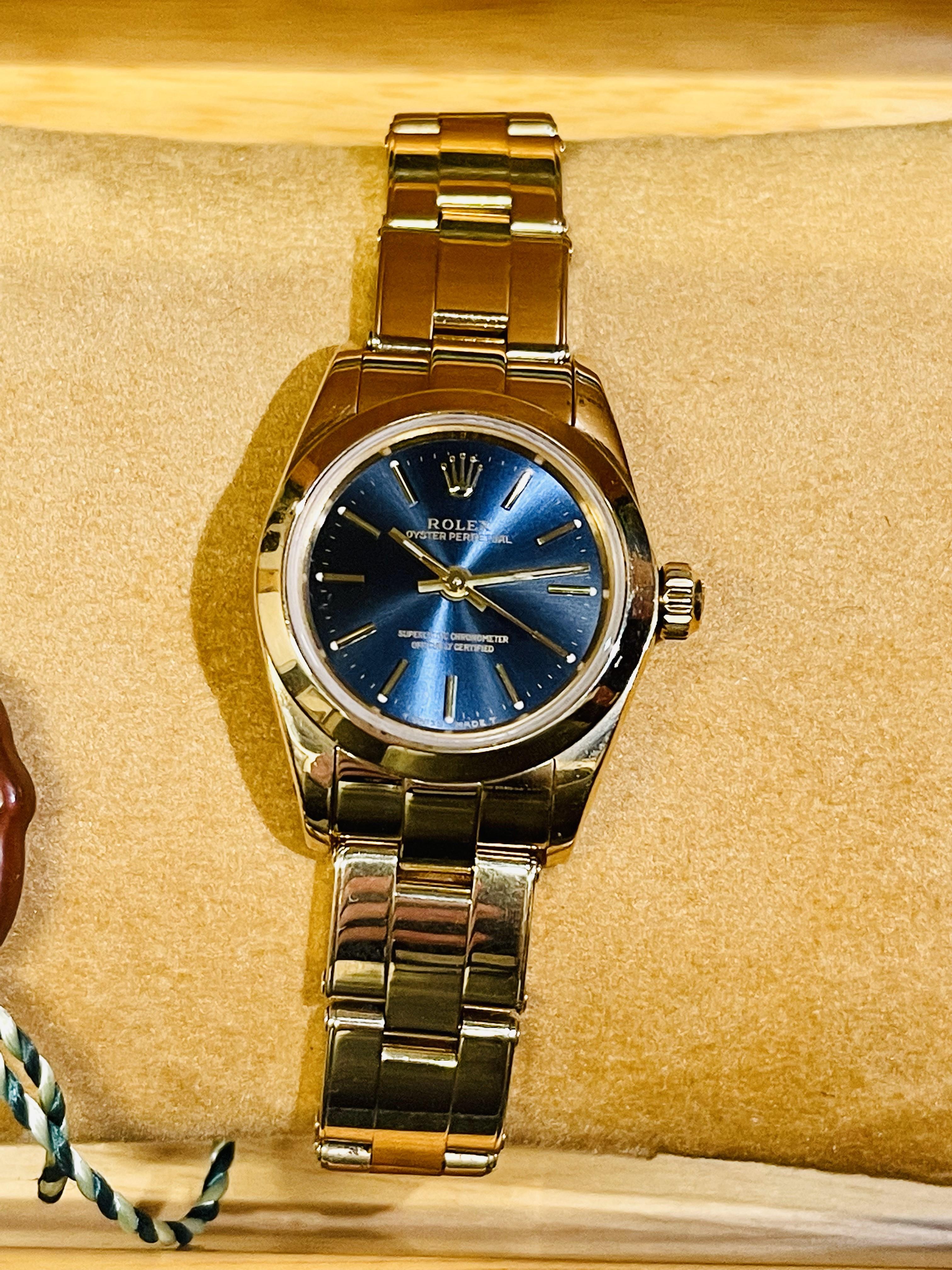 ROLEX OYSTER PERPETUAL DAMENUHR MASSIV MIT BLAUEM SAPHIR-ZIFFERBLATT
ARTIKELBESCHREIBUNG: 

Eine Rolex Oyster Perpetual Damenarmbanduhr in massivem Gelbgold. Die Uhr ist in absolut brandneuen Zustand und ist genau wie fotografiert in der